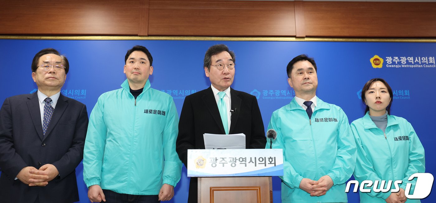 본문 이미지 - 이낙연 새로운미래 공동대표가 4일 광주시의회에서 기자회견을 열고 광주지역 출마를 공식 선언했다. 사진 왼쪽부터 정남준 광주시당위원장, 신정현 책임위원, 이낙연 대표,김종민 공동대표, 양소영 책임위원. 2024.3.4/뉴스1 ⓒ News1 김태성 기자