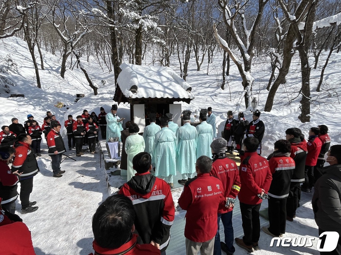 동부지방산림청 강릉국유림관리소가 8일 오전 강원 평창군 대관령 국사성황당에서 산림사업장의 안전을 기원하는 산신제례를 봉행하고 있다.&#40;강릉국유림관리소 제공&#41; 2024.3.38/뉴스1