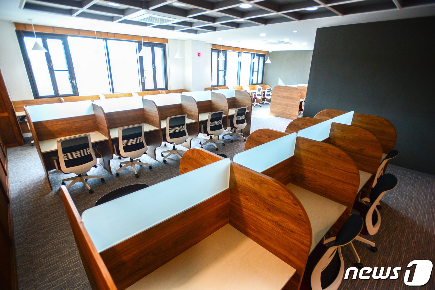 본문 이미지 - 전국 첫 지자체 주도 초등 종일돌봄 서비스를 시행중인 화천커뮤니티 센터 내 스터티 카페.(화천군 제공) 