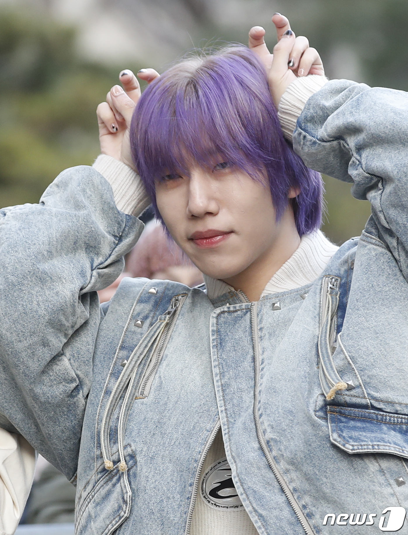 (서울=뉴스1) 권현진 기자 = 보이스토리 즈하오가 음악방송 '뮤직뱅크'(뮤뱅)를 위해 8일 오전 서울 영등포구 KBS 신관 공개홀에 도착해 인사를 하고 있다. 2024.2.8/뉴 …