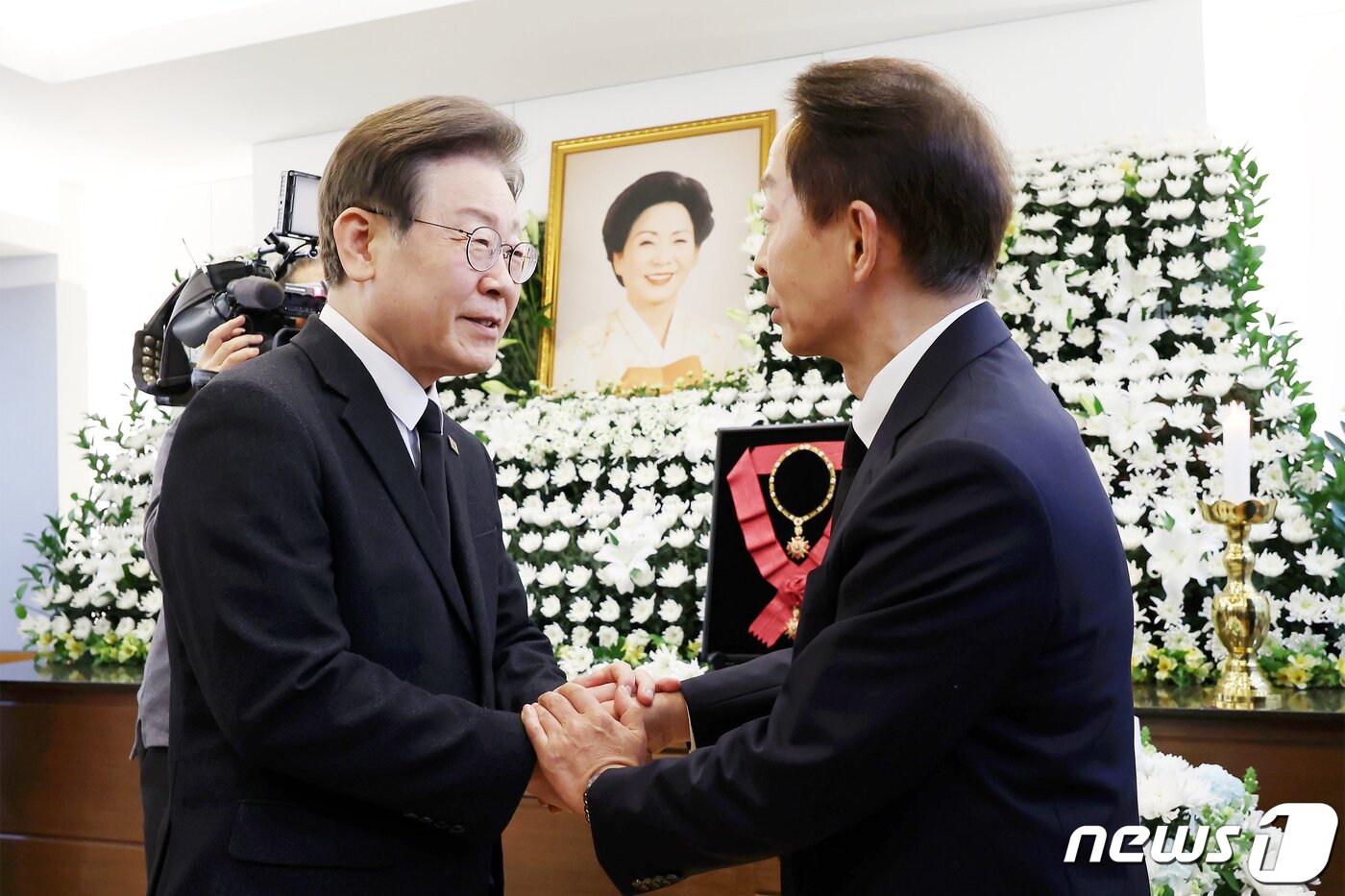 본문 이미지 - 이재명 더불어민주당 대표가 8일 오후 서울 종로구 서울대학교병원 장례식장에 마련된 고 김영삼 전 대통령 부인 손명순 여사 빈소를 찾아 조문한 뒤 김현철 김영삼대통령기념재단 이사장을 위로하고 있다.&#40;공동취재&#41; 2024.3.8/뉴스1 ⓒ News1 민경석 기자