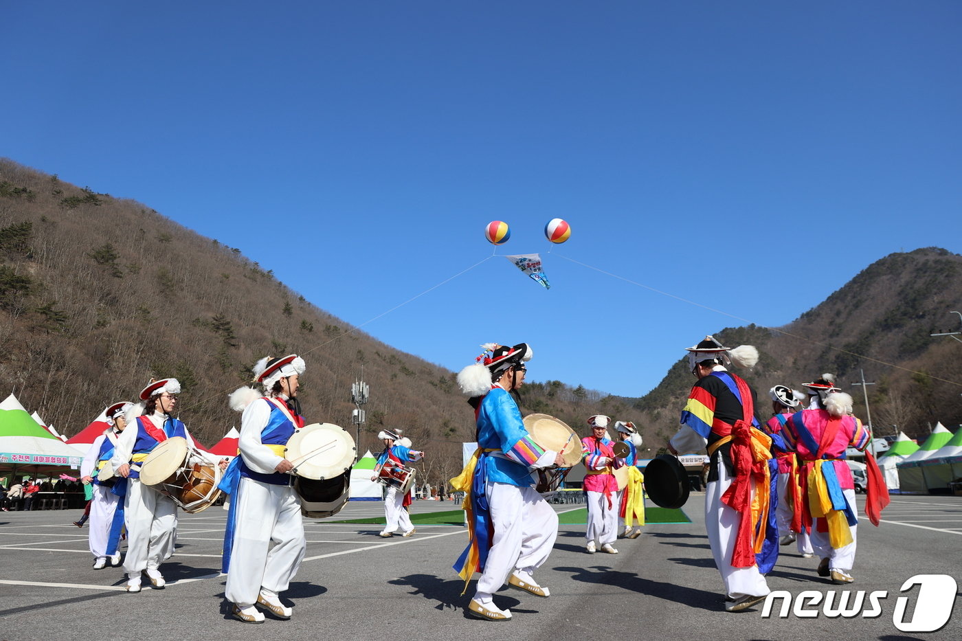 제20회 진안고원 운장산 고로쇠 축제가 9일 전북자치도 진안군 주천면 운일암반일암 삼거광장에서 개막됐다. 개막공연으로 증평굿이 펼쳐지고 있다.&#40;진안군제공&#41;2024.3.9/뉴스1