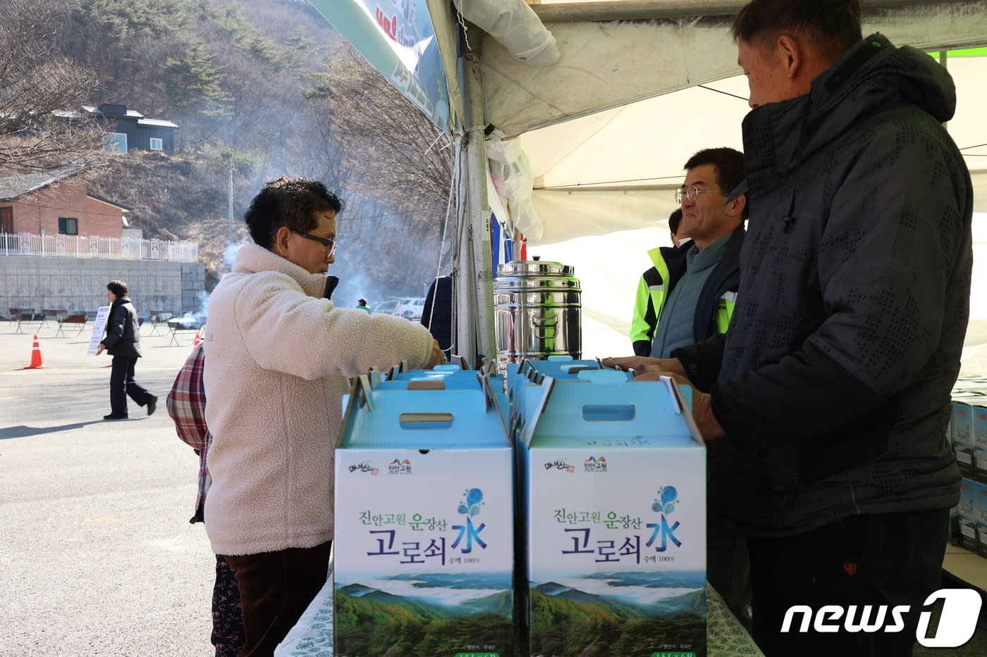 제20회 진안고원 운장산 고로쇠 축제가 9일 전북자치도 진안군 주천면 운일암반일암 삼거광장에서 개막됐다. 한 관광객이 고로쇠를 구입하고 있다.&#40;진안군제공&#41;2024.3.9/뉴스1