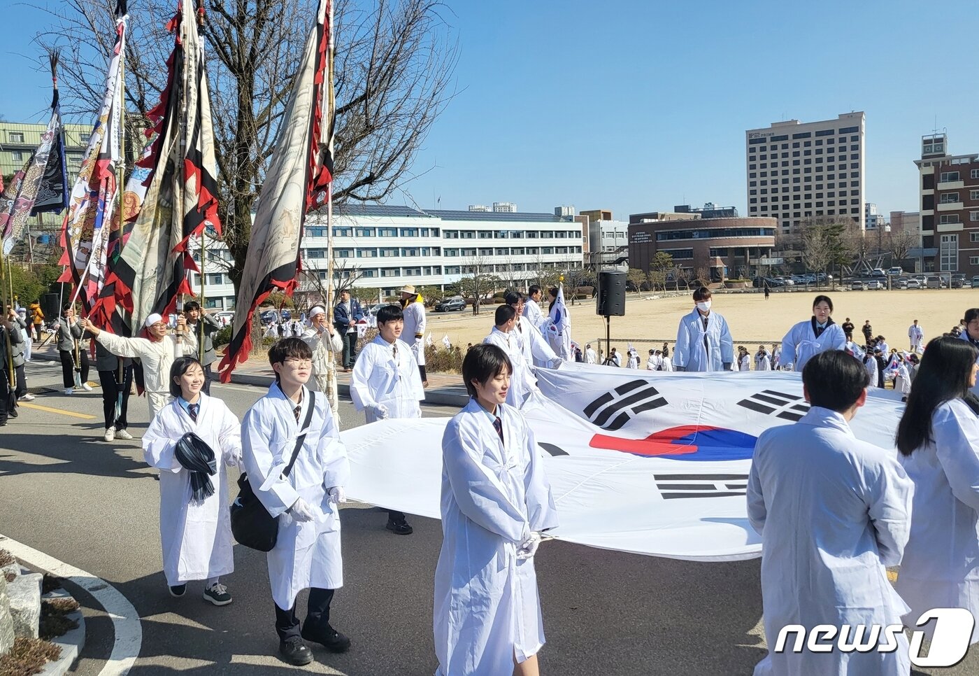 본문 이미지 - 전주 3.13 만세운동 재현행사가 열린 9일 전북 전주시 신흥고등학교에서 학생들이 독립운동길 역사 투어를 하고 있다. 2024.3.9/뉴스1 ⓒ News1 유경석 기자