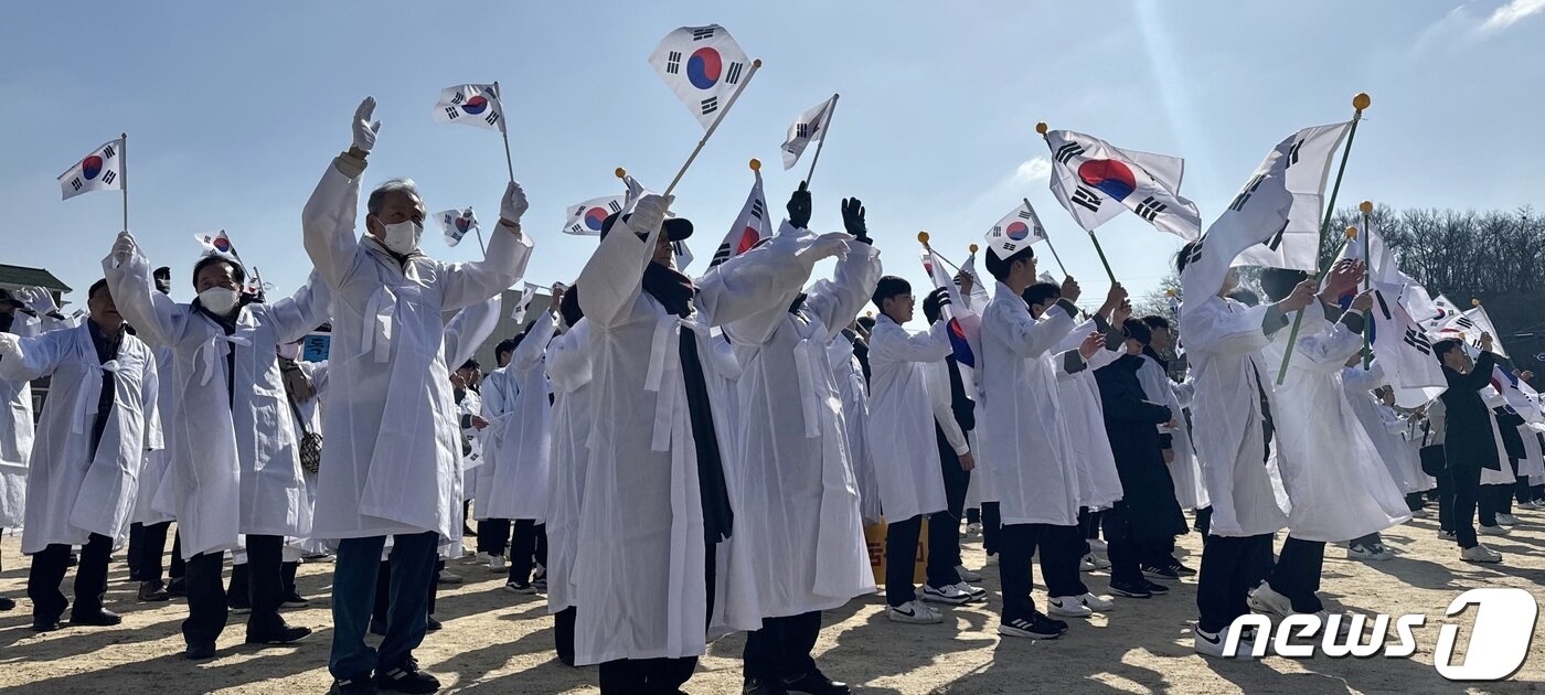 본문 이미지 - 전주 3.13 만세운동 재현행사가 열린 9일 전북 전주시 신흥고등학교에서 학생과 시민들이 만세를 외치고 있다. 2024.3.9/뉴스1 ⓒ News1 유경석 기자
