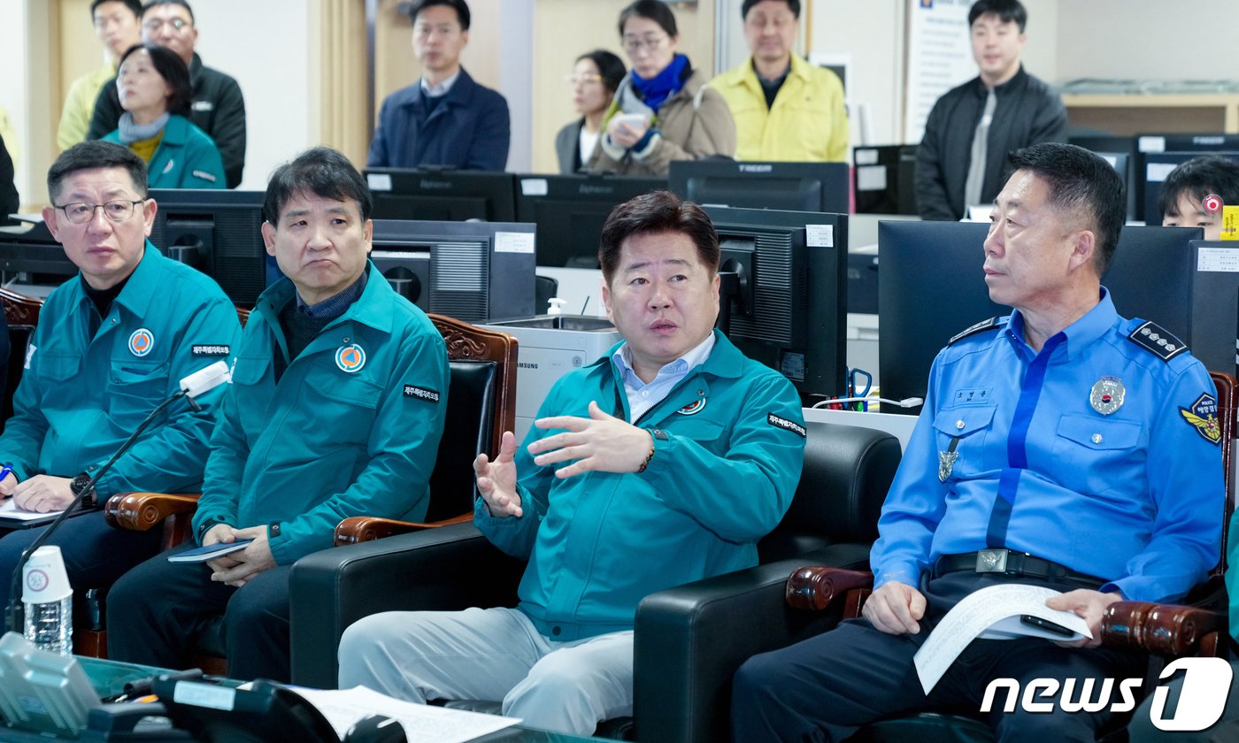 본문 이미지 - 오영훈 제주지사가 9일 오후 제주해양경찰서 상황실에서 제2해신호 전복사고 상황판단회의를 열어 사고 대응과 수습방안을 논의하고 있다.(제줃도청 제공)/뉴스1 