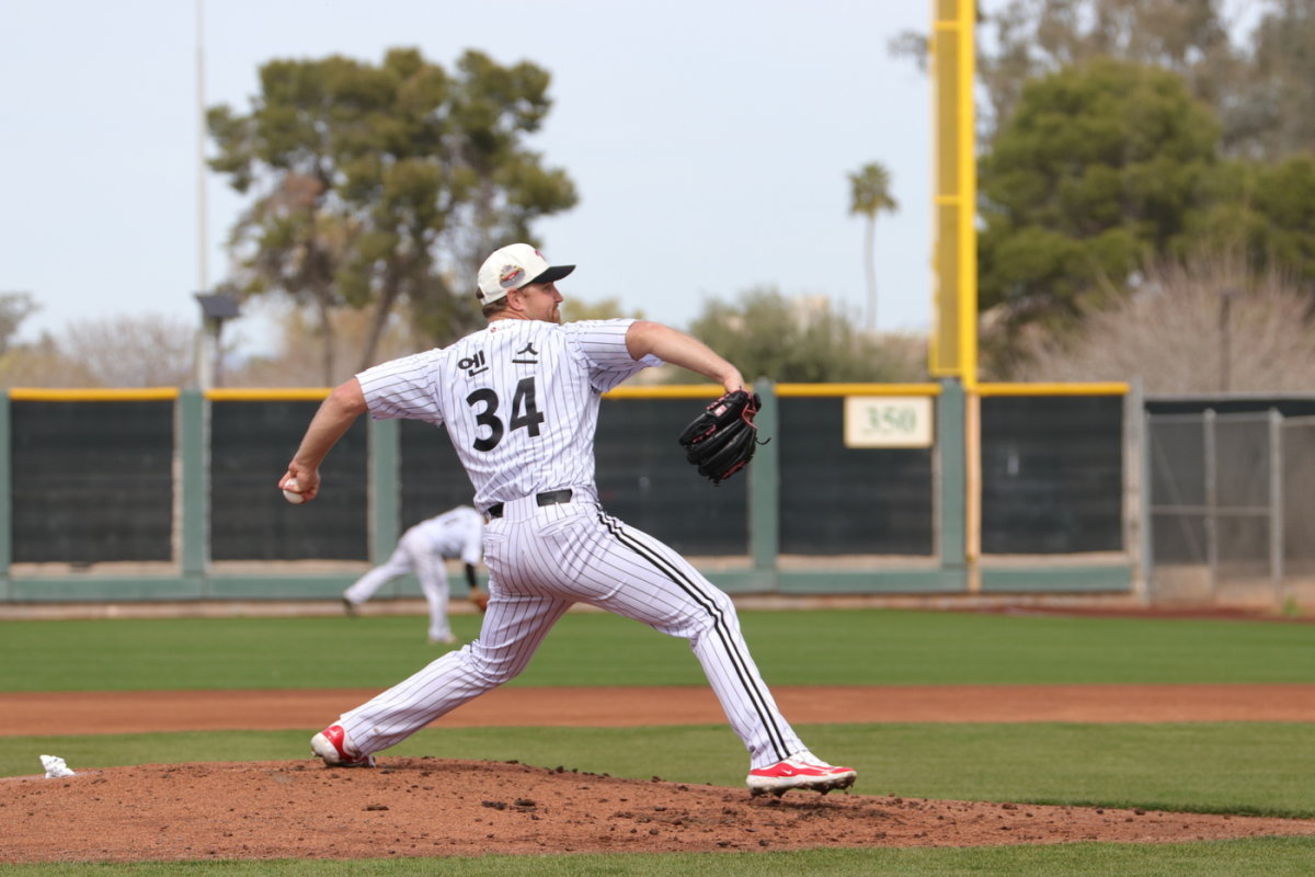 본문 이미지 - LG 트윈스의 새 외국인 투수 디트릭 엔스는 첫 시범경기에서 인상적인 투구를 펼쳤다. (LG 트윈스 제공)