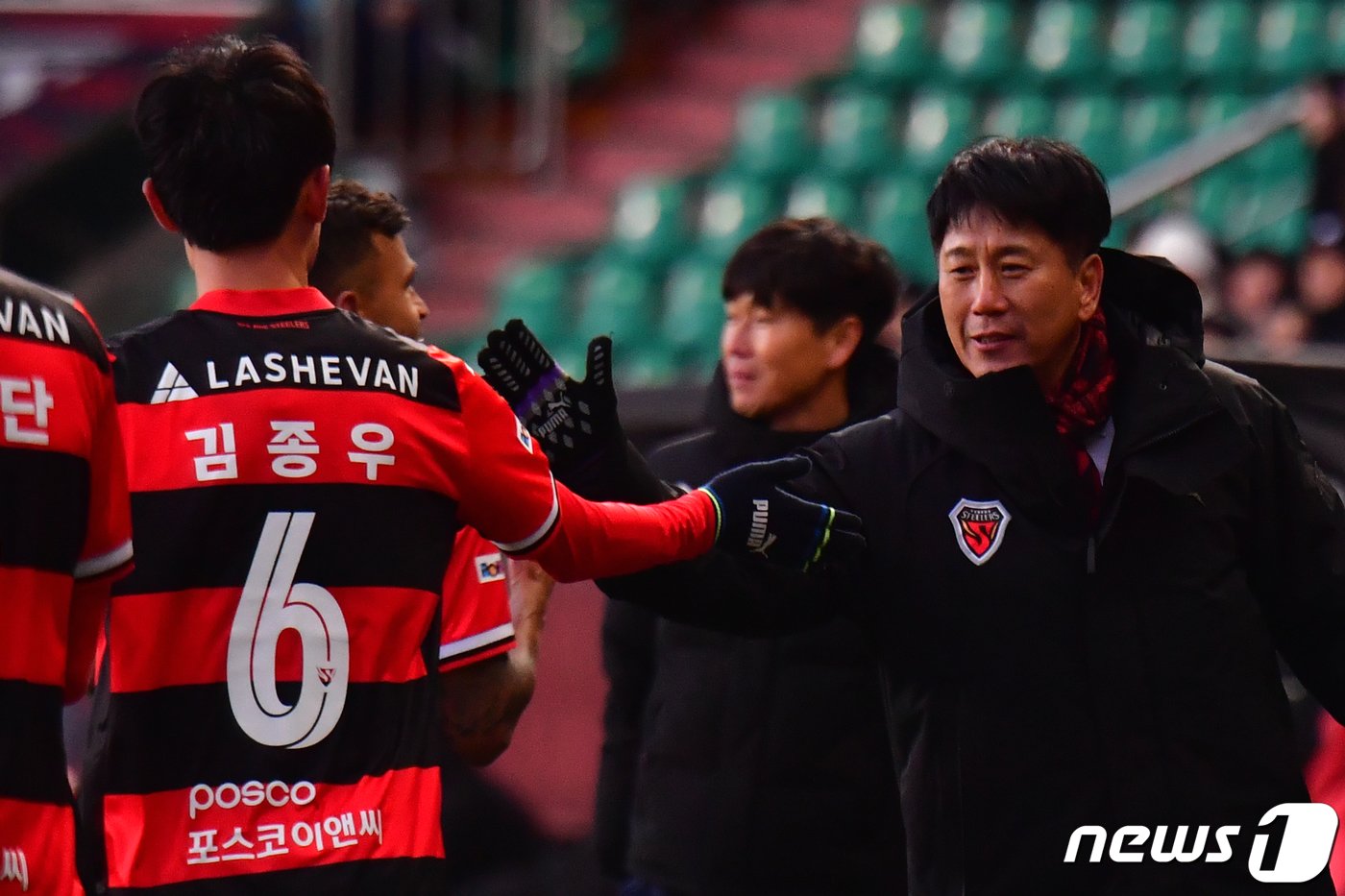 9일 오후 경북 포항스틸야드에서 열린 프로축구 &#39;하나원큐 K리그1 2024&#39; 포항 스틸러스와 대구 FC 경기 후반 교체 투입된 포항 김종우가 팀의 세번째 골을 성공 시킨 후 박태하 감독과 하이파이브하고 있다. 이날 스틸러스는 대구 FC에 3대 1 역전승을 거뒀다. 2024.3.9/뉴스1 ⓒ News1 최창호 기자