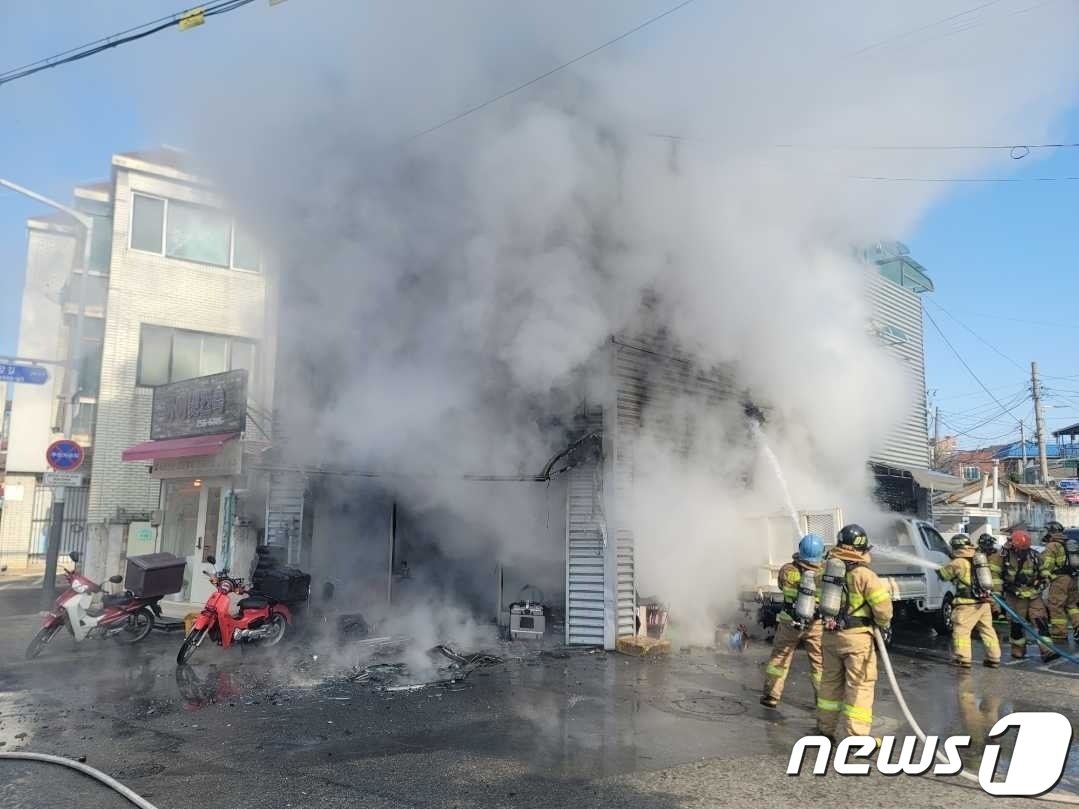 춘천 오토바이 매장 화재 현장.&#40;강원도소방본부 제공&#41; 2024.3.9/뉴스1