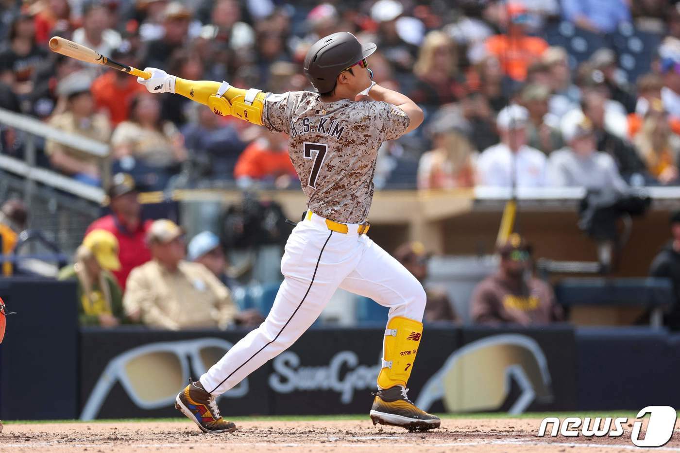 본문 이미지 - 메이저리그(MLB) 샌디에이고 파드리스의 김하성이 1일(한국시간) 미국 캘리포니아주 샌디에이고의 펫코 파크에서 열린 2024 메이저리그 샌프란시스코전에서 3점 홈런을 치고 있다. 김하성은 이날 5번 타자 유격수로 선발 출전해 4타수 3안타(1홈런) 1볼넷 3타점 2득점으로 맹활약을 펼쳤다. 2024.4.1/뉴스1 ⓒ AFP=뉴스1 ⓒ News1 신웅수 기자