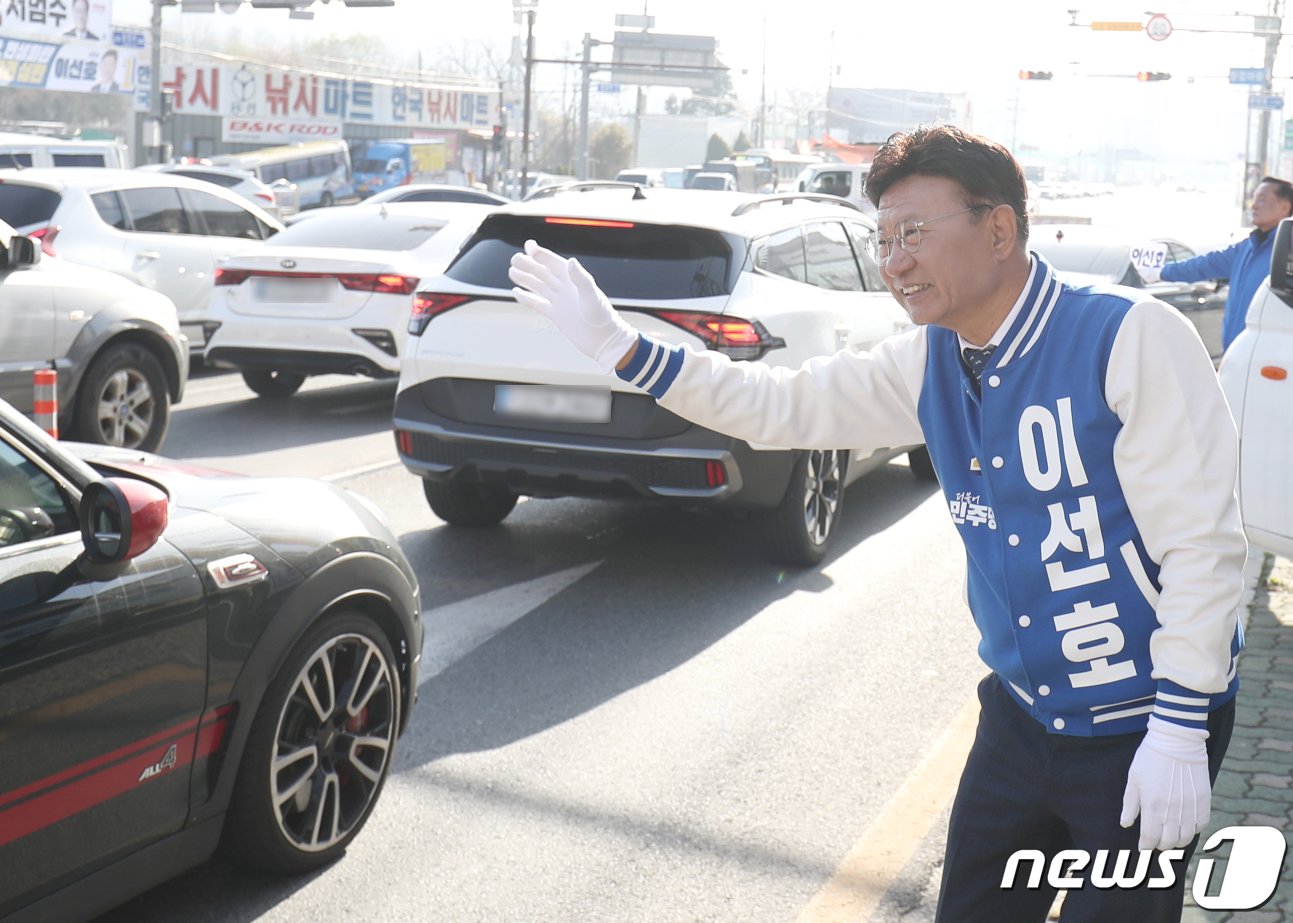 본문 이미지 - 더불어민주당 이선호 울주군 후보가 1일 울주군 범서읍 울산원예농협 앞에서 선거 유세를 하고 있다. 2024.4.1/뉴스1 ⓒ News1 조민주 기자