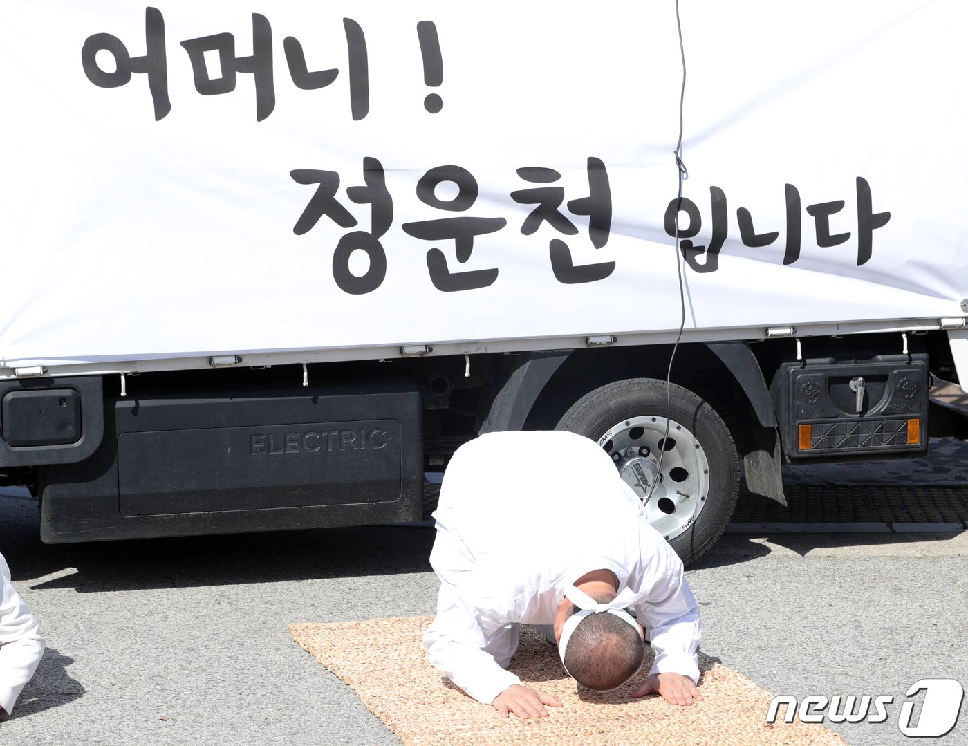 본문 이미지 - 정운천 국민의힘 전주을 후보가 1일 전북자치도 전주시 전북도청 앞에서 기자회견에 앞서 큰절을 하고 있다. 2024.4.1/뉴스1 ⓒ News1 유경석 기자