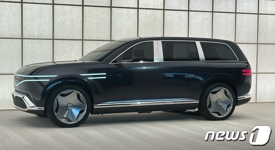  제네시스의 초대형 전기 스포츠유틸리티차(SUV) 콘셉트 '네오룬'과 배경을 한지로 꾸민 모습.© 뉴스1 이동희 기자
