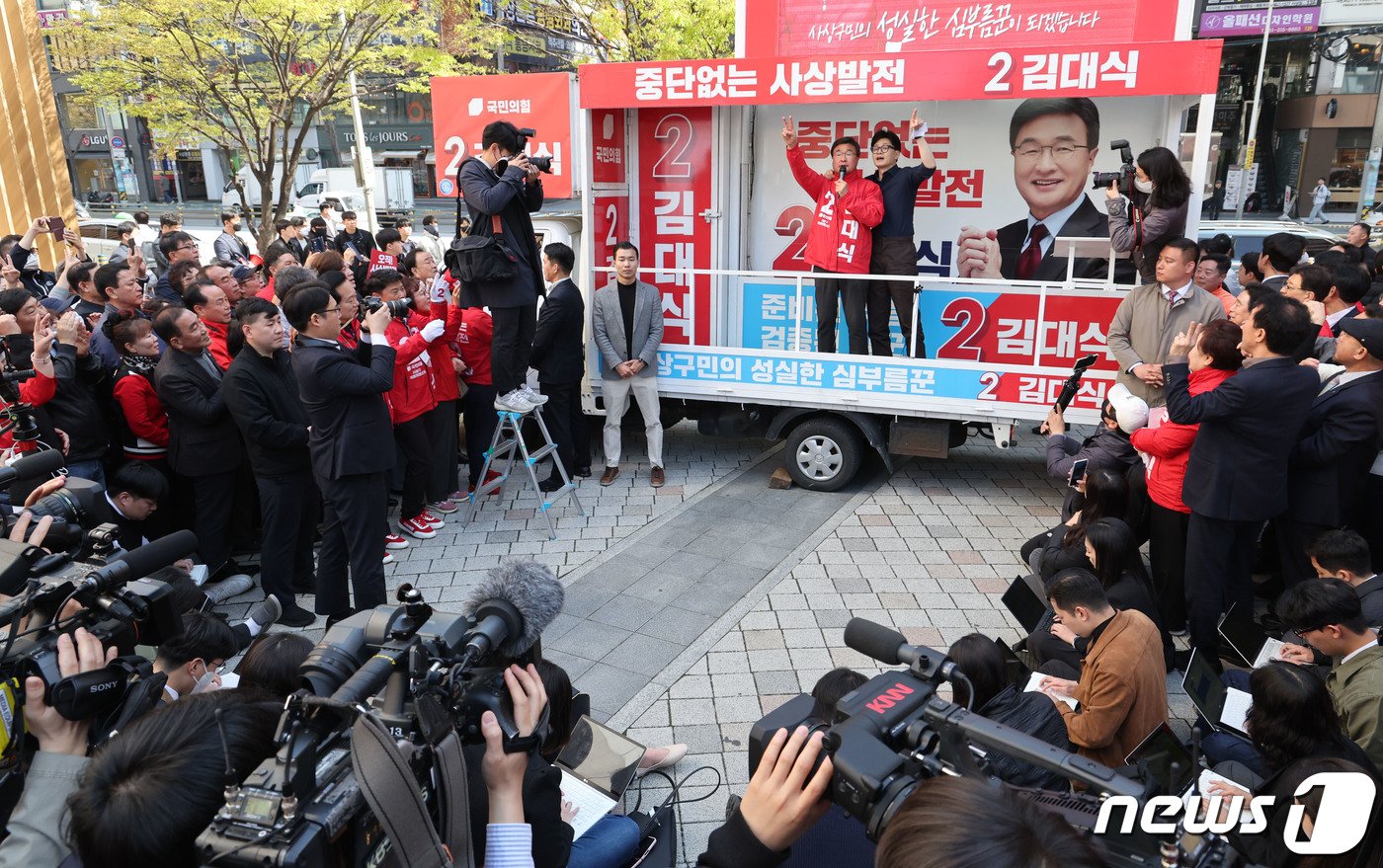 본문 이미지 - 한동훈 국민의힘 총괄선거대책위원장이 1일 오전 부산 사상구에서 열린 '국민의힘으로 사상살리기' 애플아울렛 지원유세에서 김대식 사상구 후보와 함께 지지를 호소하고 있다. (공동취재) 2024.4.1/뉴스1 ⓒ News1 임세영 기자