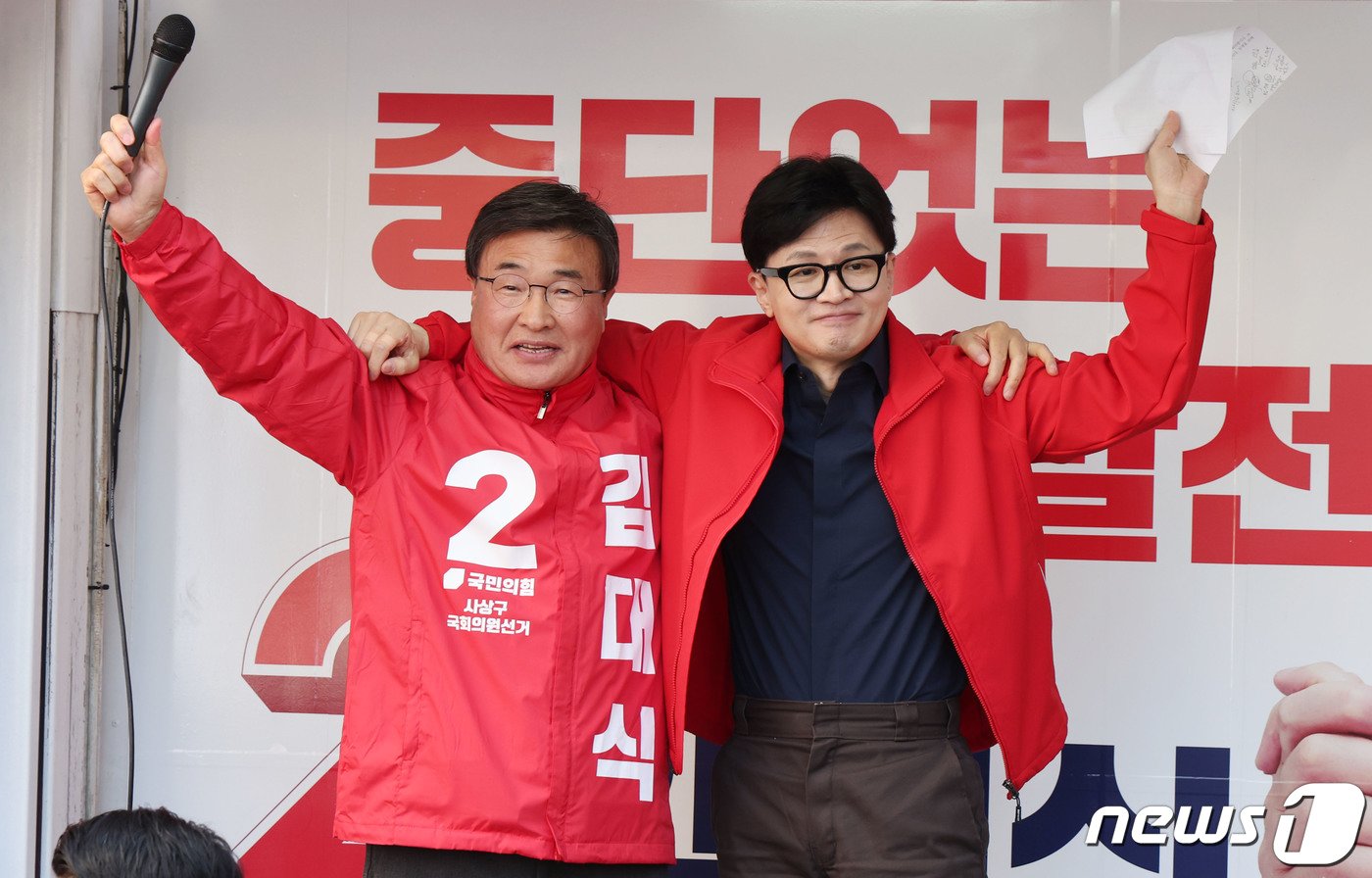 본문 이미지 - 한동훈 국민의힘 총괄선거대책위원장이 1일 오전 부산 사상구에서 열린 '국민의힘으로 사상살리기' 애플아울렛 지원유세에서 김대식 사상구 후보와 함께 지지를 호소하고 있다. (공동취재) 2024.4.1/뉴스1 ⓒ News1 임세영 기자