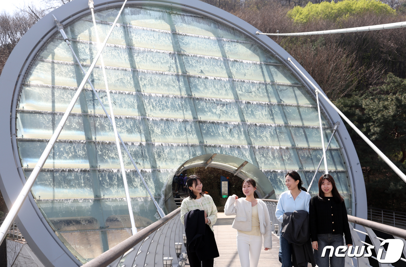 (서울=뉴스1) 김명섭 기자 = 1일 오전 서울 서초구 아쿠아아트 육교 워터스크린이 본격 가동돼 시민들이 산책하고 있다.이번에 재개하는 워터스크린은 2004년 처음 설치됐고 프랑스 …