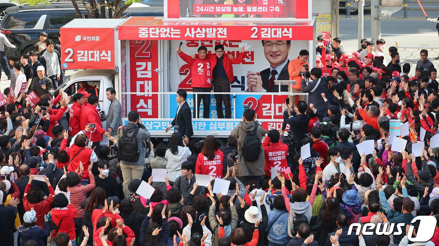 본문 이미지 - 한동훈 국민의힘 총괄선거대책위원장이 1일 오전 부산 사상구에서 열린 '국민의힘으로 사상살리기' 애플아울렛 지원유세에서 김대식 사상구 후보와 함께 지지를 호소하고 있다. (공동취재) 2024.4.1/뉴스1 ⓒ News1 임세영 기자