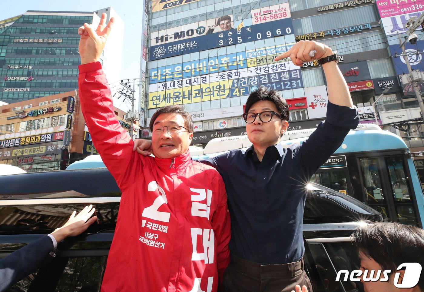 본문 이미지 - 한동훈 국민의힘 총괄선거대책위원장이 1일 오전 부산 사상구에서 열린 '국민의힘으로 사상살리기' 애플아울렛 지원유세에서 김대식 사상구 후보와 함께 지지를 호소하고 있다. 2024.4.1/뉴스1 ⓒ News1 임세영 기자