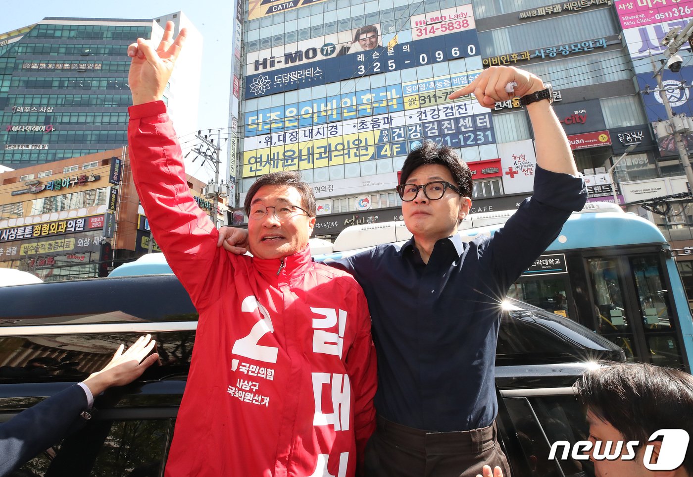 한동훈 국민의힘 총괄선거대책위원장이 1일 오전 부산 사상구에서 열린 &#39;국민의힘으로 사상살리기&#39; 애플아울렛 지원유세에서 김대식 사상구 후보와 함께 지지를 호소하고 있다. 2024.4.1/뉴스1 ⓒ News1 임세영 기자