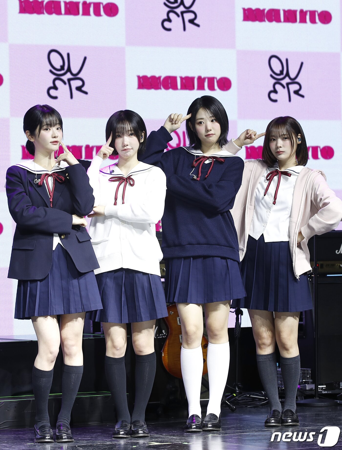 본문 이미지 - 그룹 QWER(큐더블유이알)의 쵸단(왼쪽부터)과 마젠타, 히나, 시연이 1일 서울 서대문구 예스24 원더로크홀에서 가진 미니 1집 ' MANITO'(마니또) 발매 쇼케이스에서 포즈를 취하고 있다. 2024.4.1/뉴스1 ⓒ News1 권현진 기자