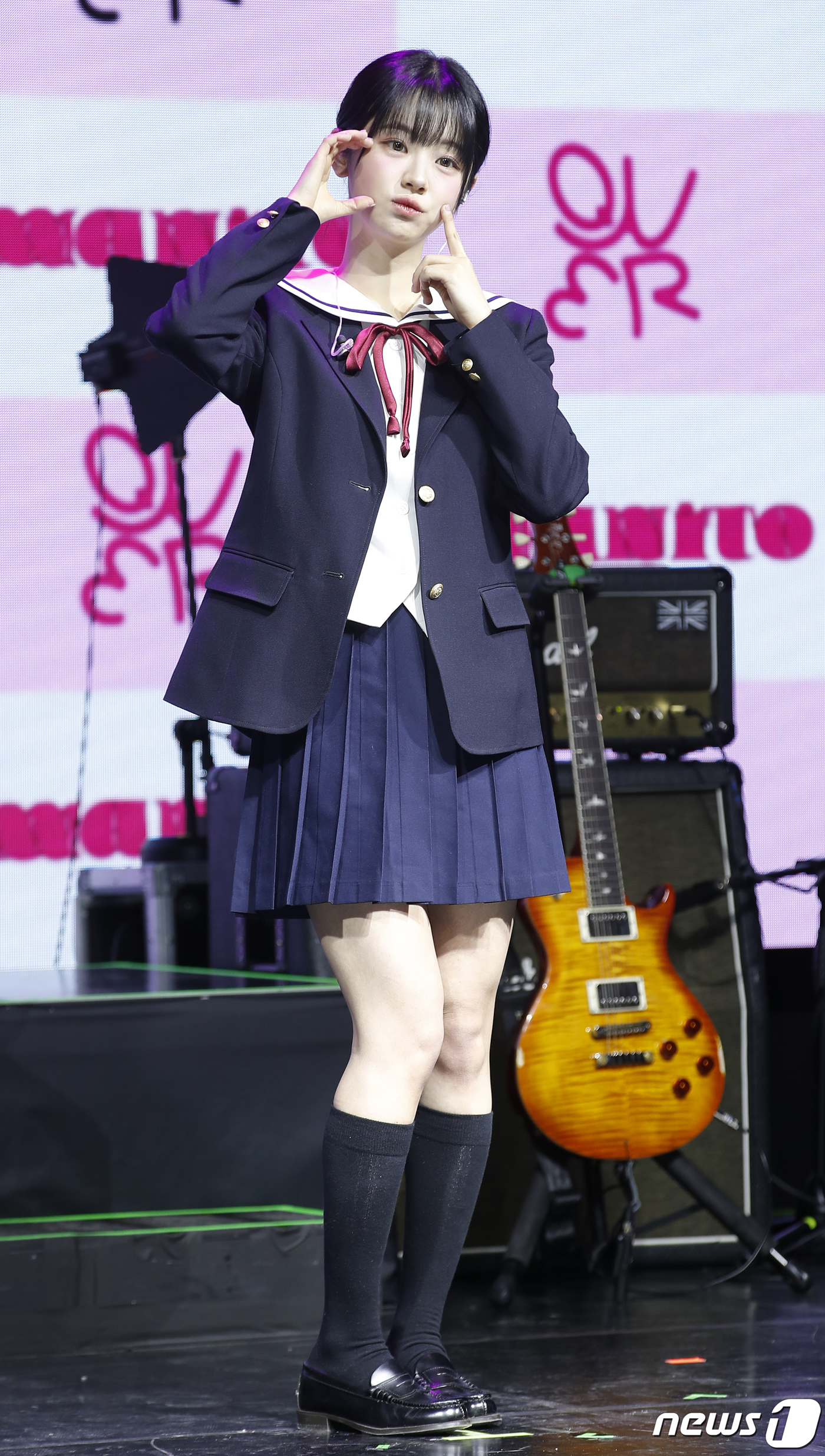 (서울=뉴스1) 권현진 기자 = 그룹 QWER(큐더블유이알)의 쵸단이 1일 서울 서대문구 예스24 원더로크홀에서 가진 미니 1집 ' MANITO'(마니또) 발매 쇼케이스에서 포즈를 …