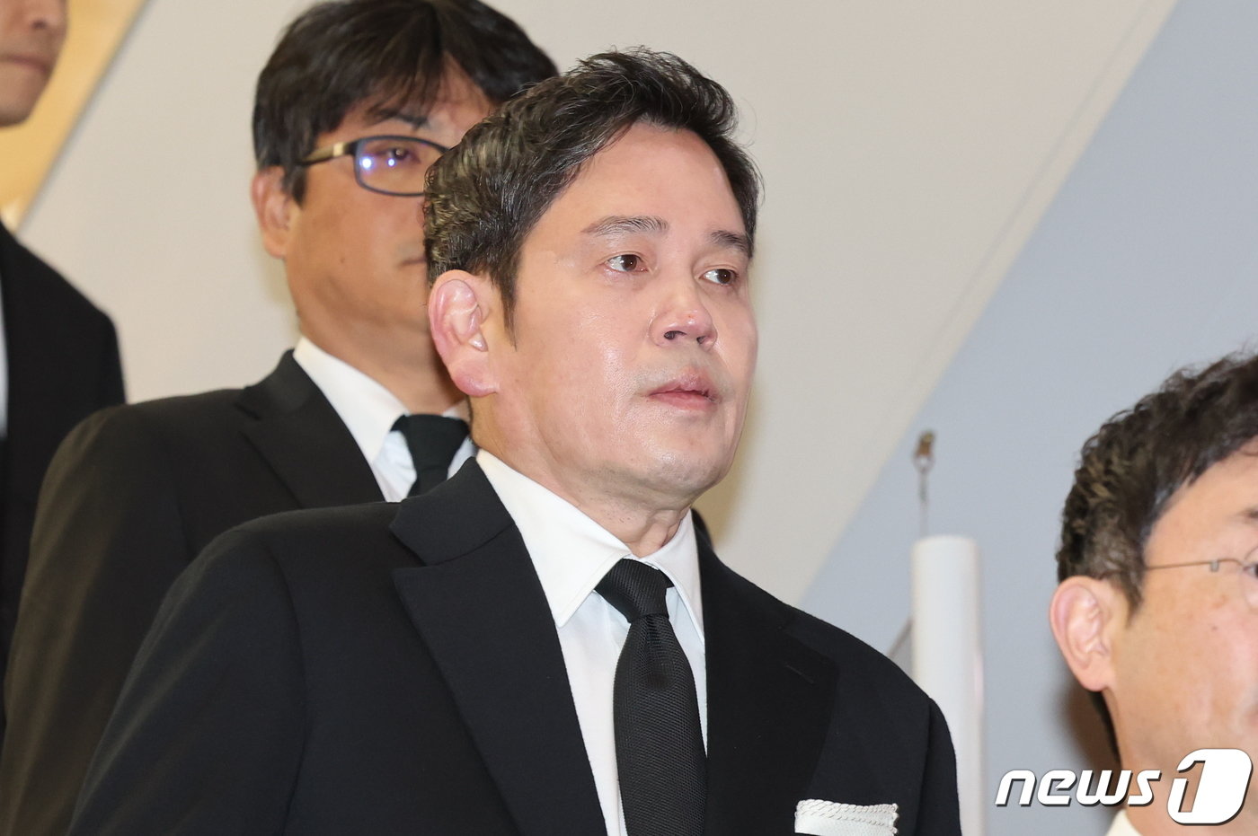 본문 이미지 - 정용진 신세계그룹 회장이 1일 오전 서울 서대문구 신촌세브란스병원 장례식장에 마련된 고(故) 조석래 효성그룹 명예회장 빈소로 향하고 있다. 2024.4.1/뉴스1 ⓒ News1 박지혜 기자