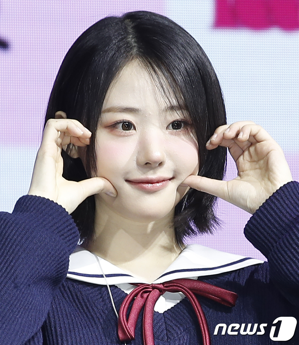 (서울=뉴스1) 권현진 기자 = 그룹 QWER(큐더블유이알)의 히나가 1일 서울 서대문구 예스24 원더로크홀에서 가진 미니 1집 ' MANITO'(마니또) 발매 쇼케이스에서 포즈를 …