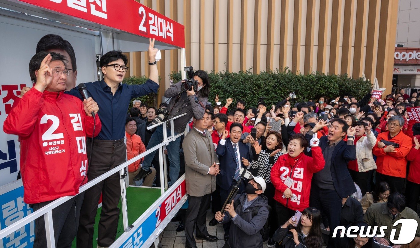 본문 이미지 - 한동훈 국민의힘 비상대책위원장이 1일 오전 부산 사상역에서 열린 '국민의힘으로 사상살리기' 지원 유세에서 김대식 후보 지지를 호소하고 있다. (공동취재) 2024.4.1/뉴스1 ⓒ News1 임세영 기자