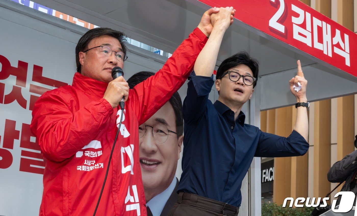 본문 이미지 - 한동훈 국민의힘 비상대책위원장이 1일 오전 부산 사상역에서 열린 '국민의힘으로 사상살리기' 지원 유세에서 김대식 후보 지지를 호소하고 있다. (공동취재) 2024.4.1/뉴스1 ⓒ News1 임세영 기자
