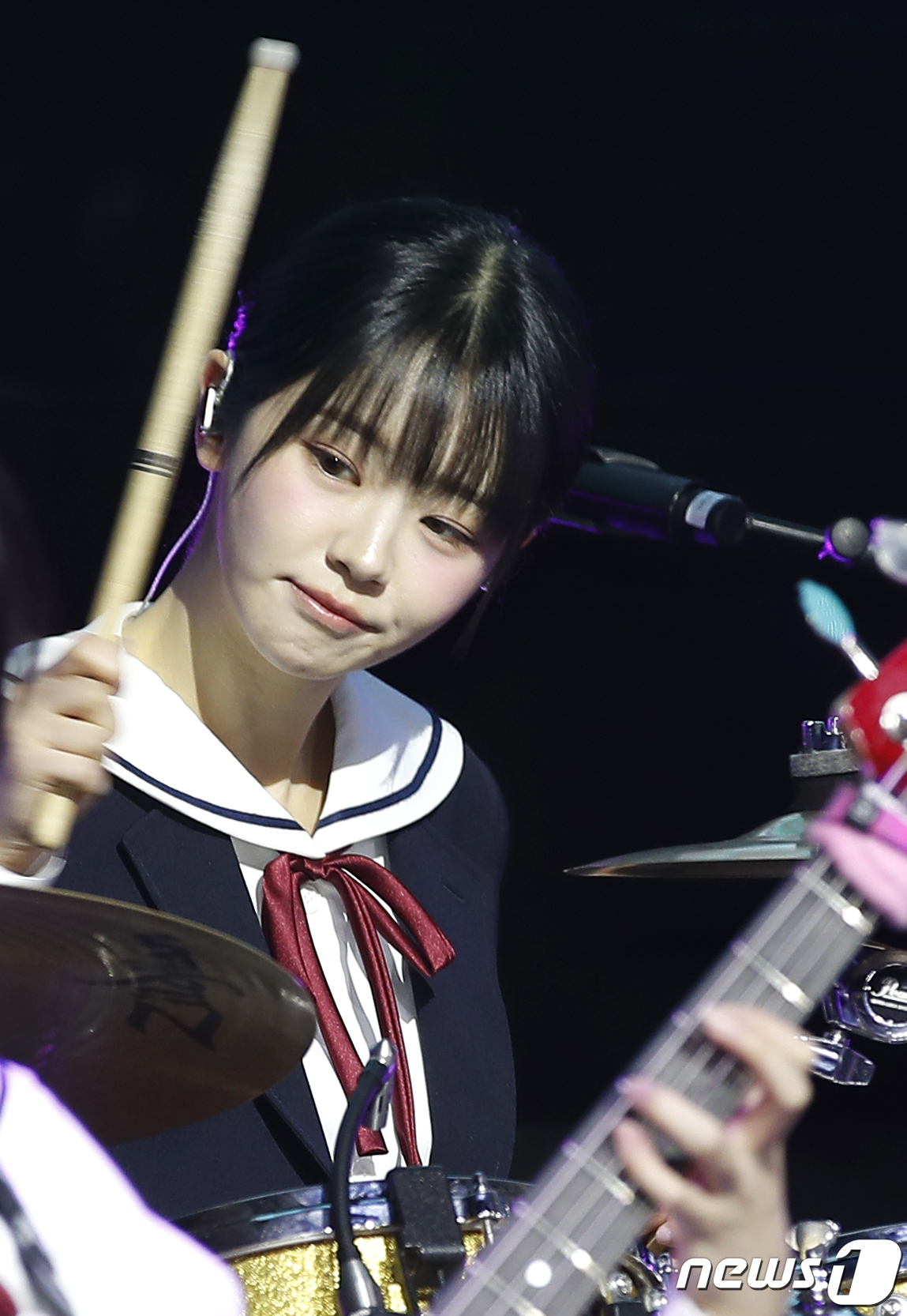 (서울=뉴스1) 권현진 기자 = 그룹 QWER(큐더블유이알)의 쵸단이 1일 서울 서대문구 예스24 원더로크홀에서 가진 미니 1집 ' MANITO'(마니또) 발매 쇼케이스에서 타이틀 …