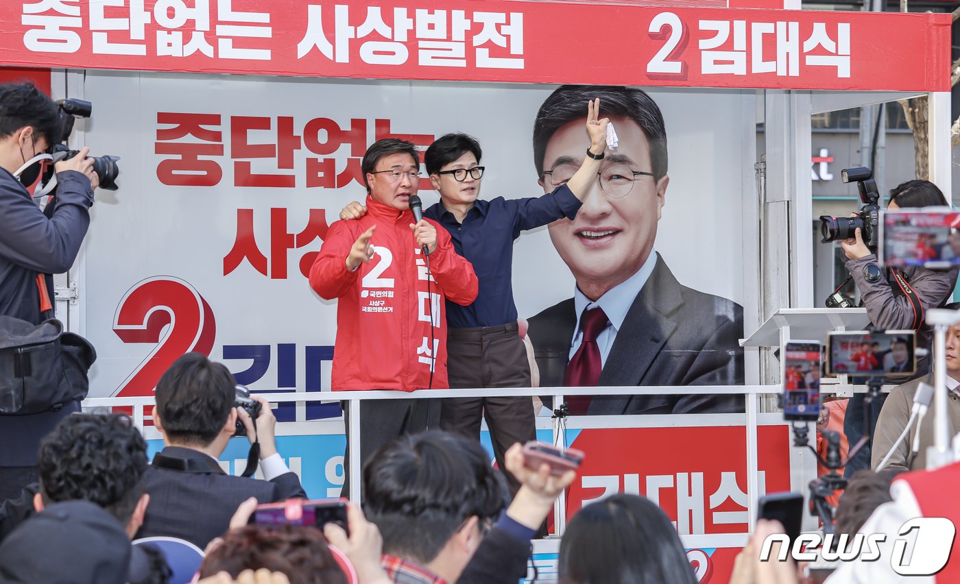 본문 이미지 - 한동훈 국민의힘 총괄선거대책위원장이 1일 오전 부산 사상구에서 열린 '국민의힘으로 사상살리기' 애플아울렛 지원유세에서 김대식 사상구 후보와 함께 지지를 호소하고 있다. (공동취재) 2024.4.1/뉴스1 ⓒ News1 임세영 기자