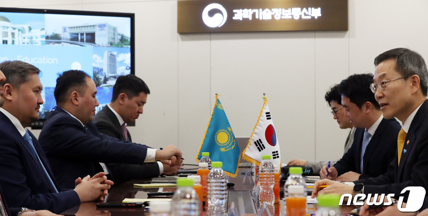 (세종=뉴스1) 김기남 기자 = 이종호 과학기술정보통신부 장관(오른쪽)이 1일 오전 세종시 정부섿종청사에서 카자흐스탄  과학고등교육부 사야사트 누르벡 장관을 만나 양국의 과학기술· …