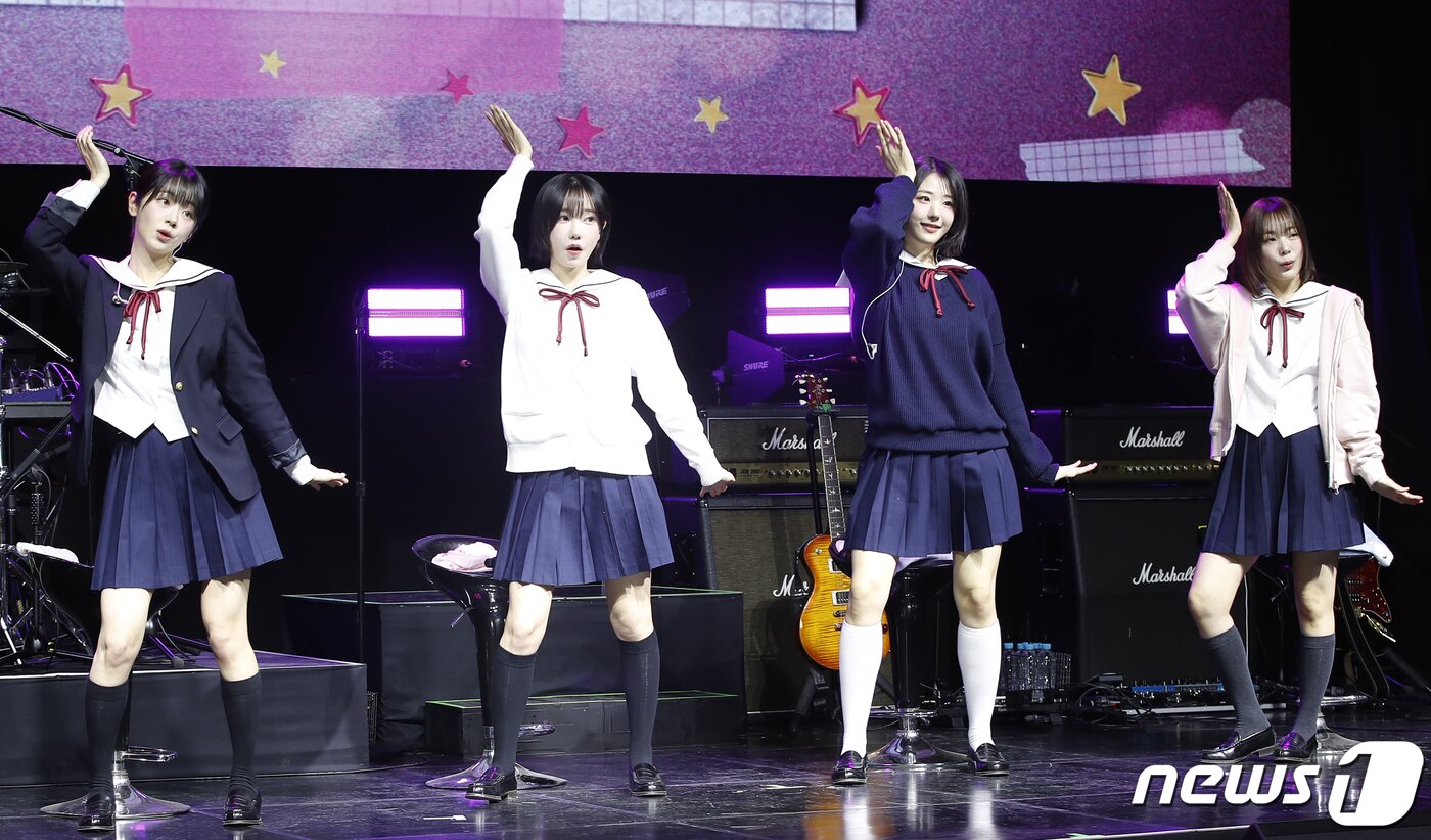 본문 이미지 - 그룹 QWER(큐더블유이알)의 쵸단(왼쪽부터)과 마젠타, 히나, 시연이 1일 서울 서대문구 예스24 원더로크홀에서 가진 미니 1집 ' MANITO'(마니또) 발매 쇼케이스에서 포인트 안무를 선보이고 있다. 2024.4.1/뉴스1 ⓒ News1 권현진 기자