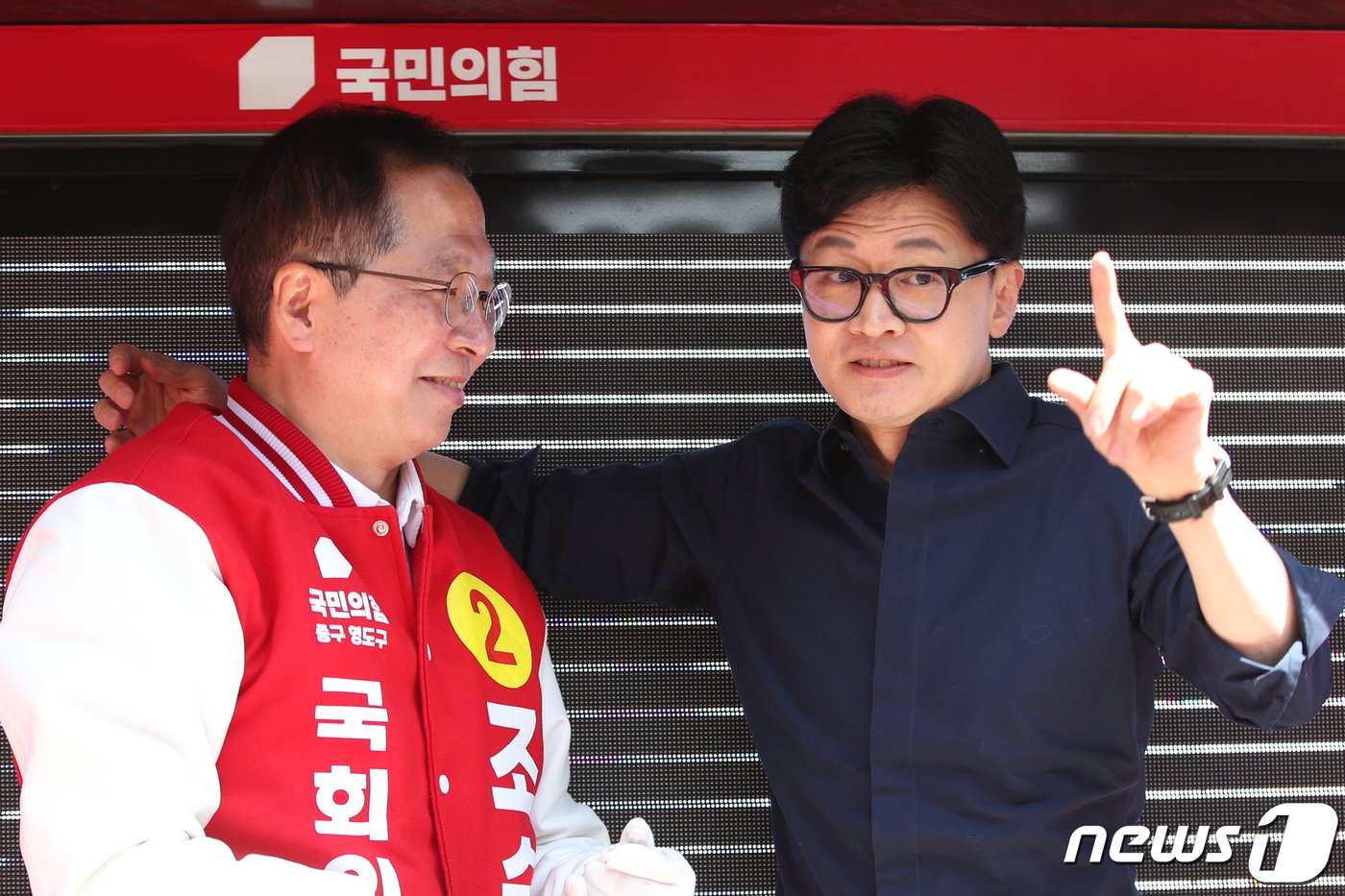 본문 이미지 - 한동훈 국민의힘 총괄선거대책위원장이 1일 부산 영도구 남항시장 앞에서 조승환 후보(부산 중구영도구) 지지유세를 하고 있다. (공동취재) 2024.4.1/뉴스1 ⓒ News1 임세영 기자