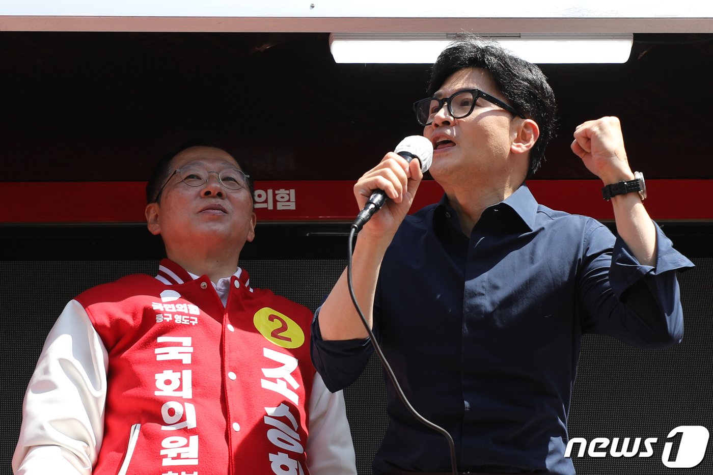 본문 이미지 - 한동훈 국민의힘 총괄선거대책위원장이 1일 부산 영도구 남항시장 앞에서 조승환 후보(부산 중구영도구) 지지 유세를 하고 있다. (공동취재) 2024.4.1/뉴스1 ⓒ News1 임세영 기자