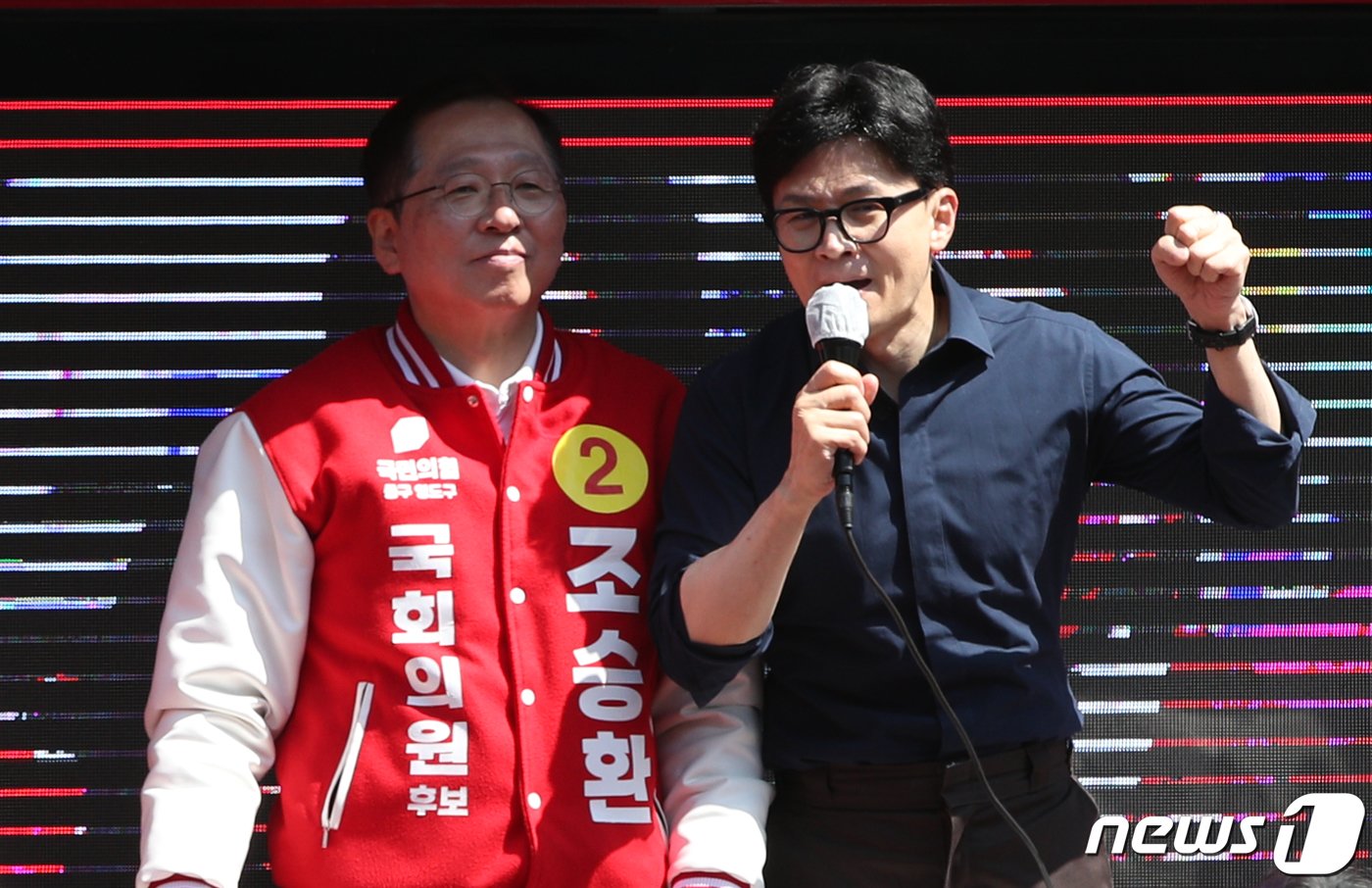 본문 이미지 - 한동훈 국민의힘 총괄선거대책위원장이 1일 부산 영도구 남항시장 앞에서 조승환 후보(부산 중구영도구) 지지 유세를 하고 있다. (공동취재) 2024.4.1/뉴스1 ⓒ News1 임세영 기자