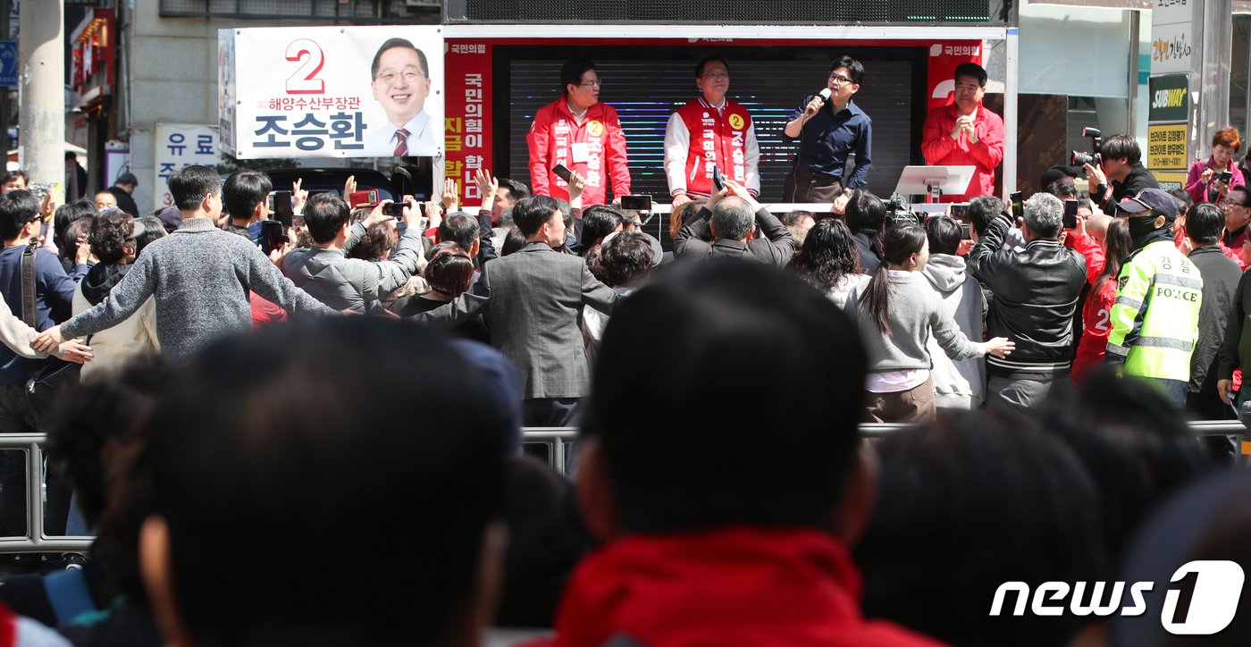 한동훈 국민의힘 총괄선거대책위원장이 1일 부산 영도구 남항시장 앞에서 조승환 후보&#40;부산 중구영도구&#41; 지지 유세를 하고 있다. &#40;공동취재&#41; 2024.4.1/뉴스1 ⓒ News1 임세영 기자