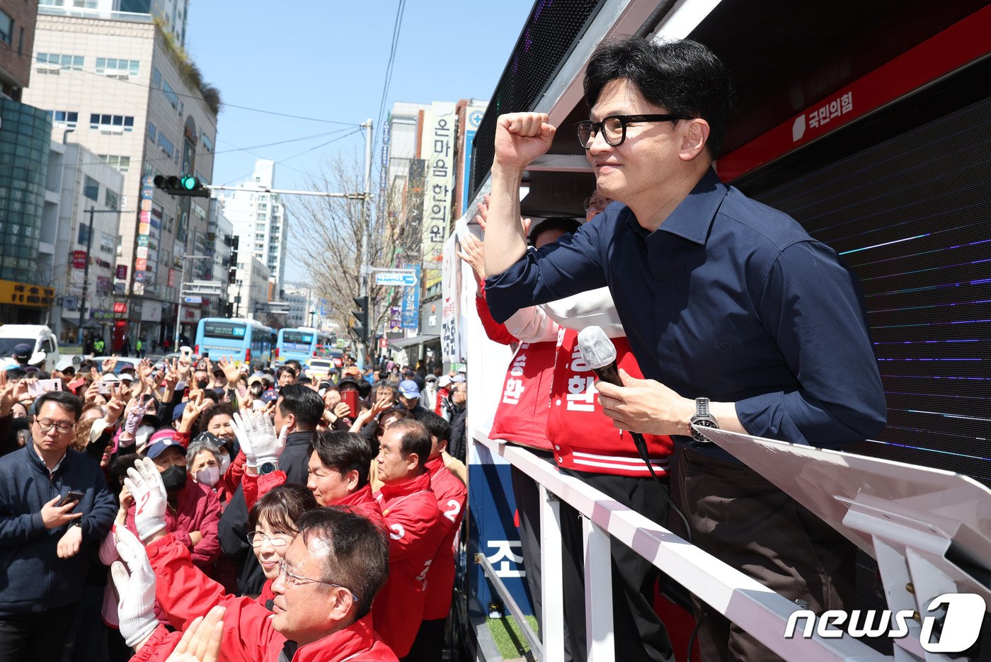 본문 이미지 - 한동훈 국민의힘 총괄선거대책위원장이 1일 부산 영도구 남항시장 앞에서 조승환 부산 중구영도구 후보 지지 유세를 하고 있다. (공동취재) 2024.4.1/뉴스1 ⓒ News1 임세영 기자