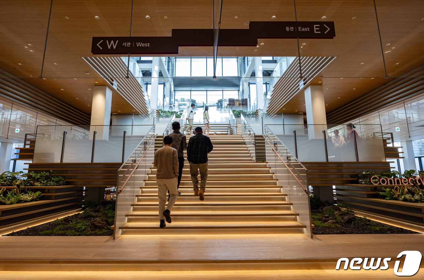 본문 이미지 - LG트윈타워가 1987년 완공 후 처음으로 저층부 공용공간 리모델을 마치고 1일 새롭게 태어났다. 사진은 1층 로비에서 식음시설이 위치한 지하 1층으로 연결되는 대형 계단(그랜드 스테어) 모습. 2024.4.1/뉴스1 ⓒ News1 이재명 기자