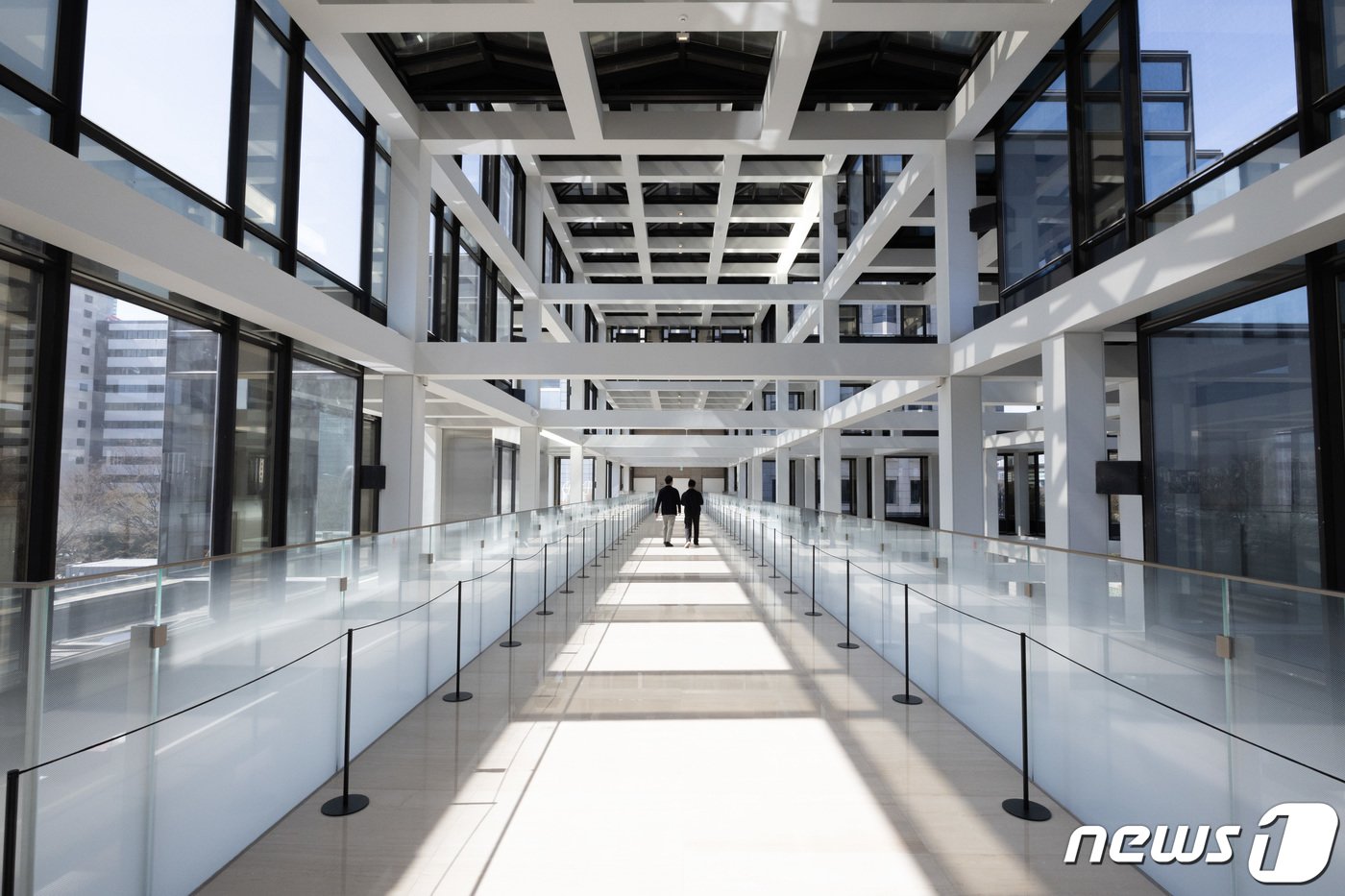 본문 이미지 -  서울 여의도 LG트윈타워 내 동관과 서관 2층을 일직선으로 연결하는 '트윈 브릿지'의 모습. 동관 2층에는 '트윈 피트니스', 서관 2층에는 '라이프 타운'이 들어선다. 2024.4.1/뉴스1 ⓒ News1 이재명 기자