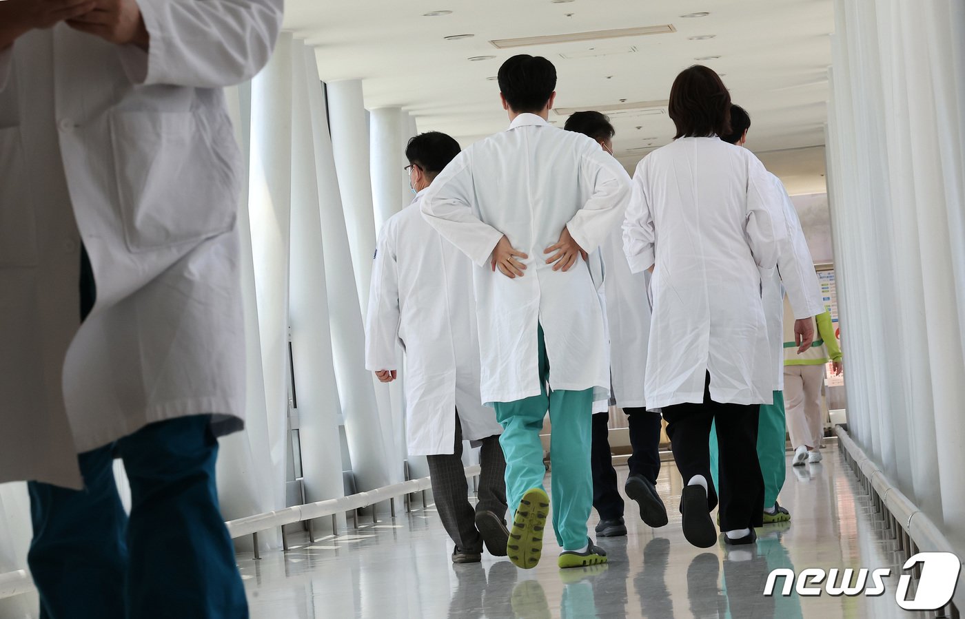 본문 이미지 - 윤석열 대통령이 '의료 개혁' 관련 대국민 담화를 발표한 1일 서울 한 대학병원에서 의료진이 발걸음을 옮기고 있다. .2024.4.1/뉴스1 ⓒ News1 김성진 기자