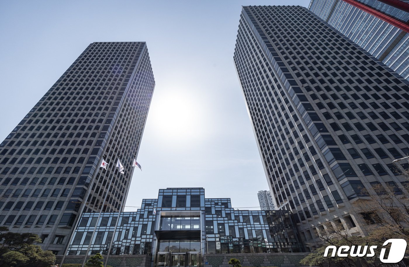 본문 이미지 - 서울 여의도 LG트윈타워의 모습. 2024.4.1/뉴스1 ⓒ News1 이재명 기자