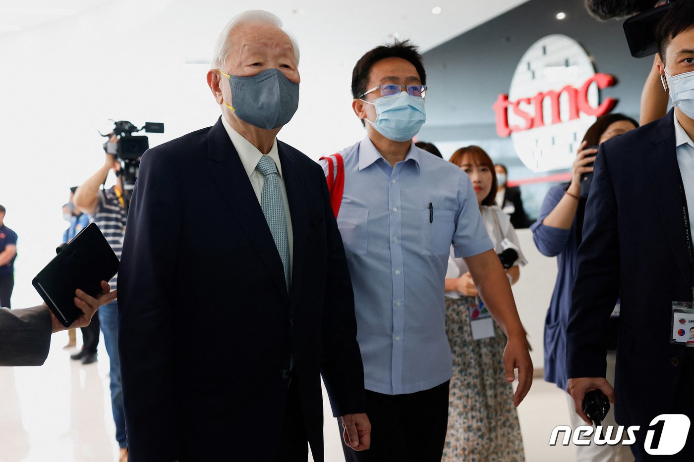 본문 이미지 - 모리스 창이 회사를 시찰하고 있다. ⓒ 로이터=뉴스1 ⓒ News1 박형기 기자