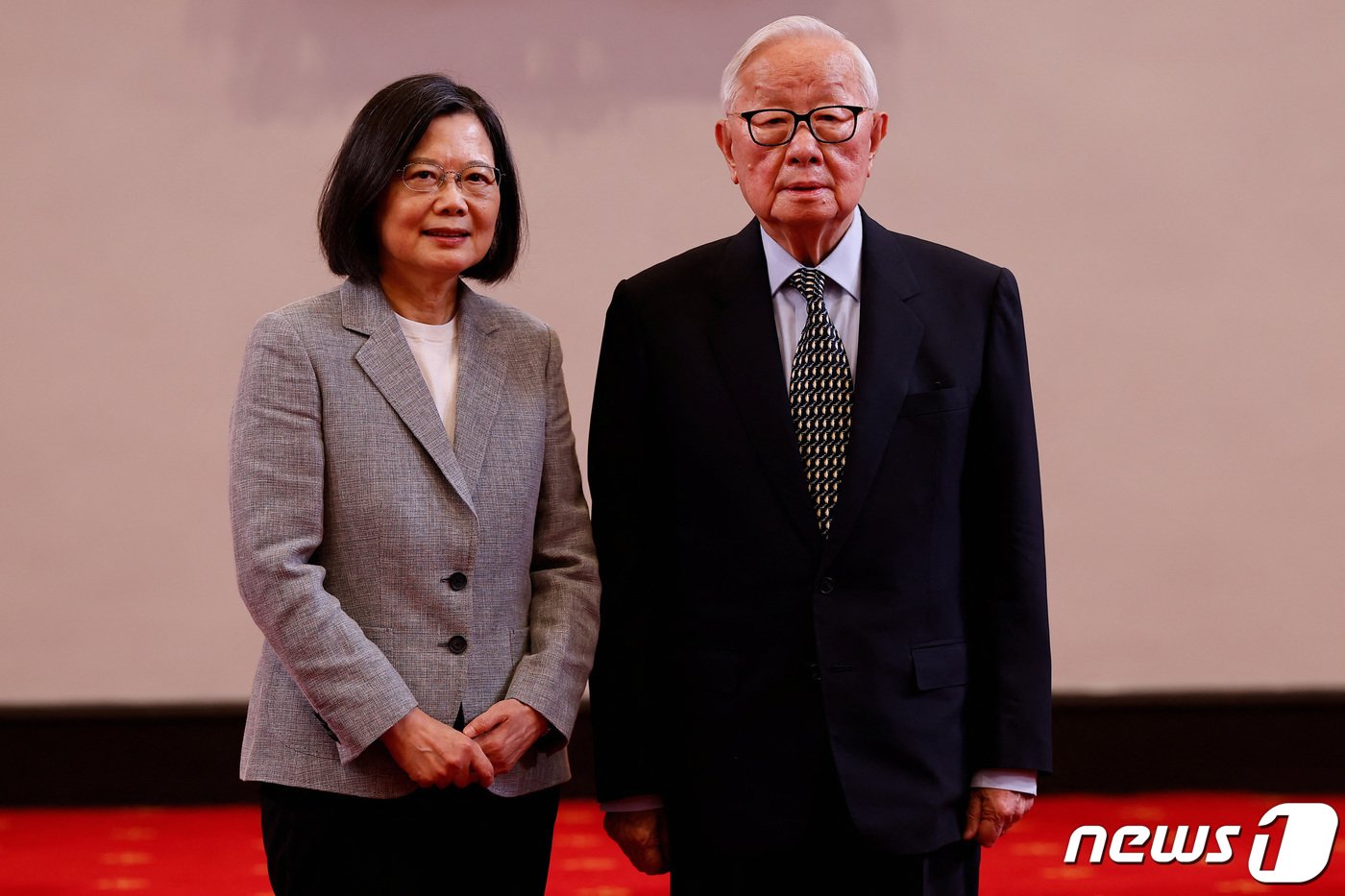 본문 이미지 - 2023년 10월 당시 총통이었던 차이잉원과 함께 한 모리스 창. ⓒ 로이터=뉴스1 ⓒ News1 박형기 기자