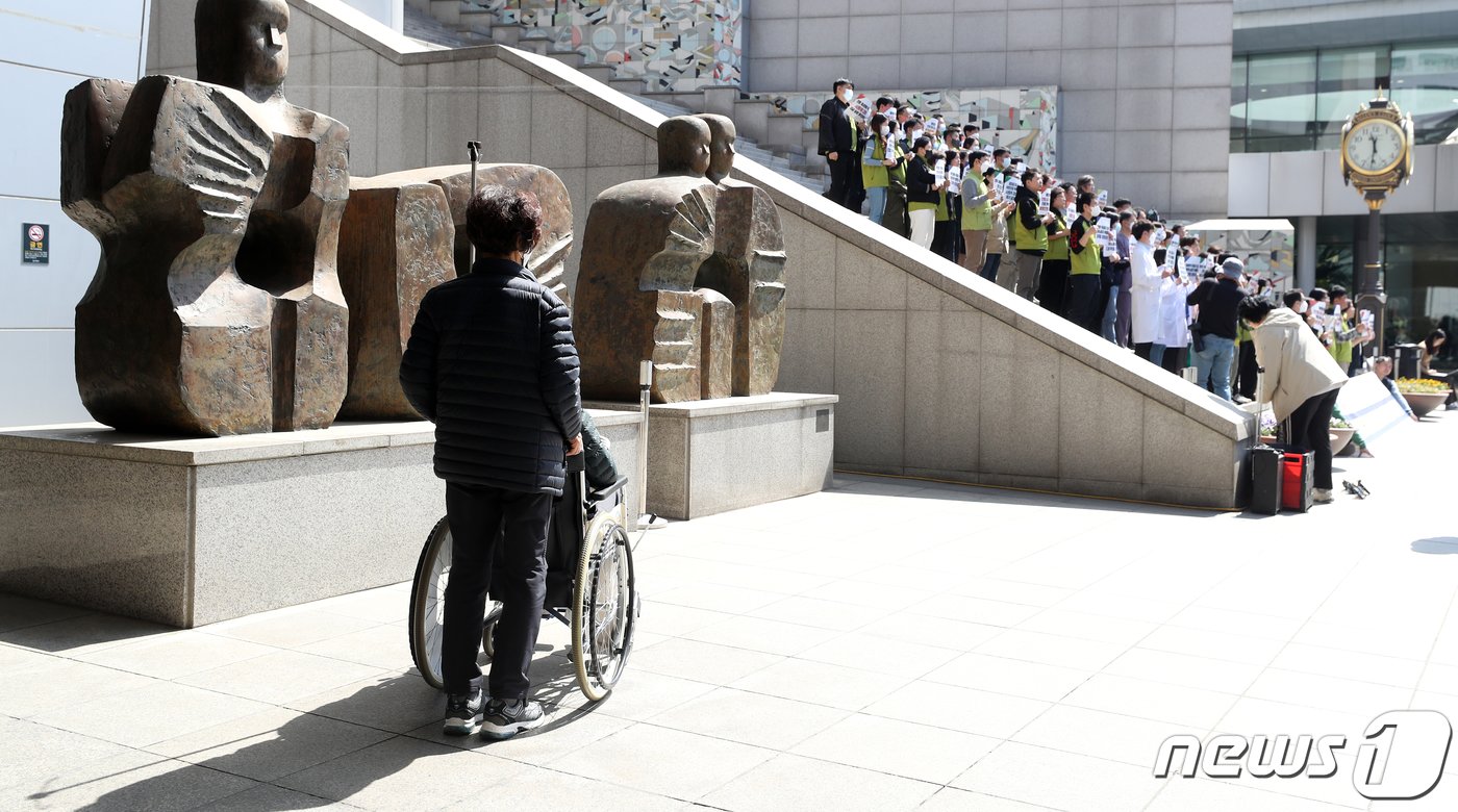 본문 이미지 - 1일 오전 서울 서대문구 세브란스병원에서 환자와 보호자가 전공의 즉각 복귀, 교수 사직 철회 및 조속한 진료 정상화 위해 정부와 사용자 대책 수립, 환자와 병원노동자가 참여하는 사회적 대화 촉구를 위한 '서울지역 전공의 수련병원 현장 노동조합 대표자 합동 기자회견'을 지켜보고 있다. 2024.4.1/뉴스1 ⓒ News1 이승배 기자