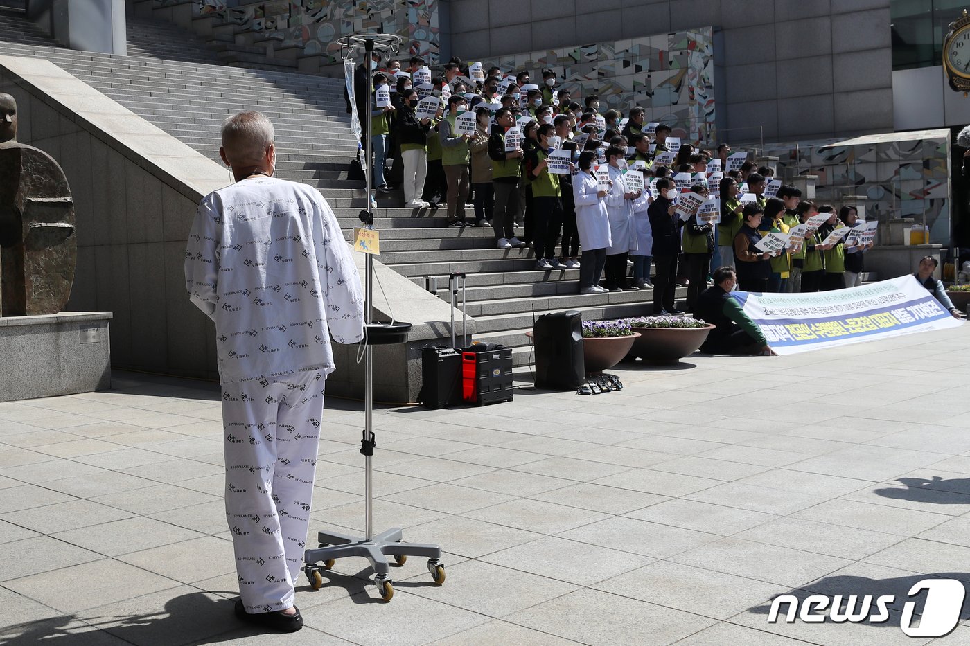 1일 오전 서울 서대문구 세브란스병원에서 환자가 전공의 즉각 복귀, 교수 사직 철회 및 조속한 진료 정상화 위해 정부와 사용자 대책 수립, 환자와 병원노동자가 참여하는 사회적 대화 촉구를 위한 &#39;서울지역 전공의 수련병원 현장 노동조합 대표자 합동 기자회견&#39;을 지켜보고 있다. 2024.4.1/뉴스1 ⓒ News1 이승배 기자