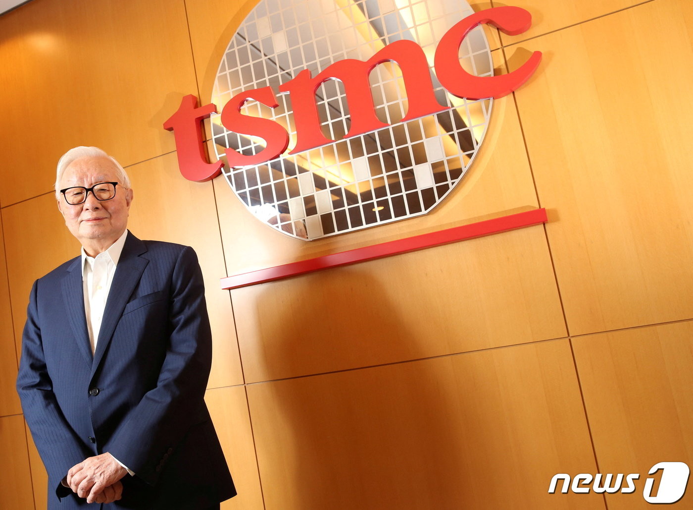 본문 이미지 - 모리스 창 TSMC 창업자가 회사 로고 앞에 서 있다. ⓒ 로이터=뉴스1 ⓒ News1 박형기 기자