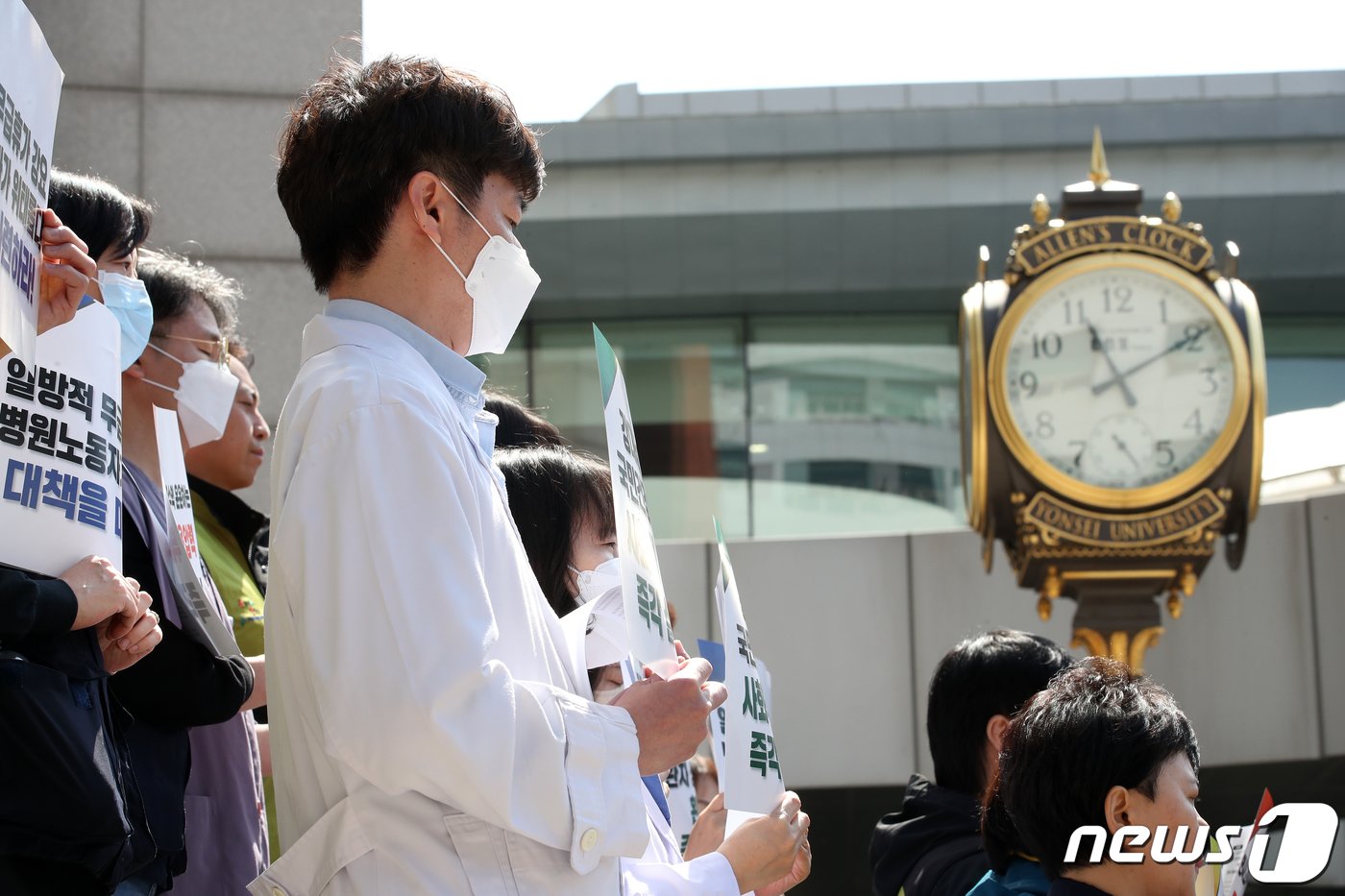 본문 이미지 - 1일 오전 서울 서대문구 세브란스병원에서 열린 '서울지역 전공의 수련병원 현장 노동조합 대표자 합동 기자회견'에서 참가자들이 전공의 즉각 복귀, 교수 사직 철회 및 조속한 진료 정상화 위해 정부와 사용자 대책 수립, 환자와 병원노동자가 참여하는 사회적 대화 등을 촉구하고 있다. 2024.4.1/뉴스1 ⓒ News1 이승배 기자