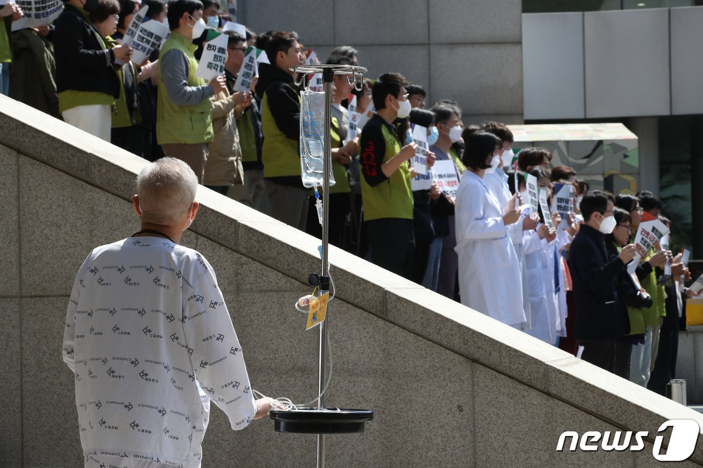 1일 오전 서울 서대문구 세브란스병원에서 환자가 전공의 즉각 복귀, 교수 사직 철회 및 조속한 진료 정상화 위해 정부와 사용자 대책 수립, 환자와 병원노동자가 참여하는 사회적 대화 촉구를 위한 &#39;서울지역 전공의 수련병원 현장 노동조합 대표자 합동 기자회견&#39;을 지켜보고 있다. 2024.4.1/뉴스1 ⓒ News1 이승배 기자