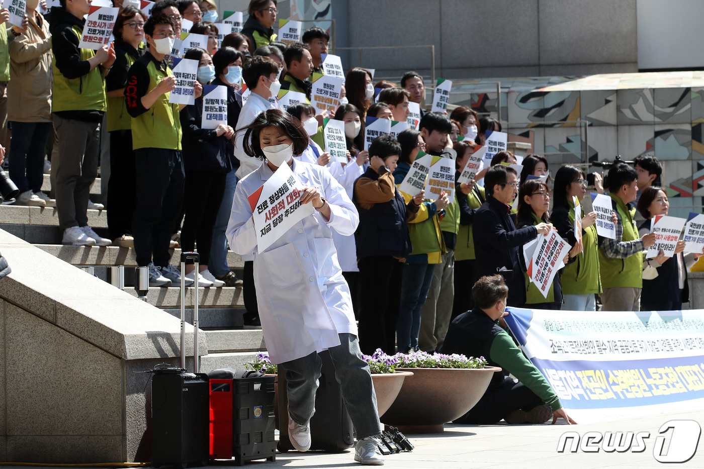 (서울=뉴스1) 이승배 기자 = 1일 오전 서울 서대문구 세브란스병원에서 열린 전공의 즉각 복귀, 교수 사직 철회 및 조속한 진료 정상화 위해 정부와 사용자 대책 수립, 환자와 병 …